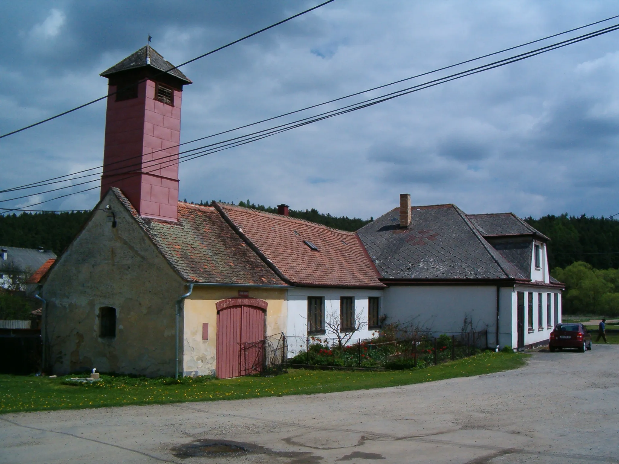 Photo showing: Náves ve Chvaletíně s hasičskou zbrojnicí