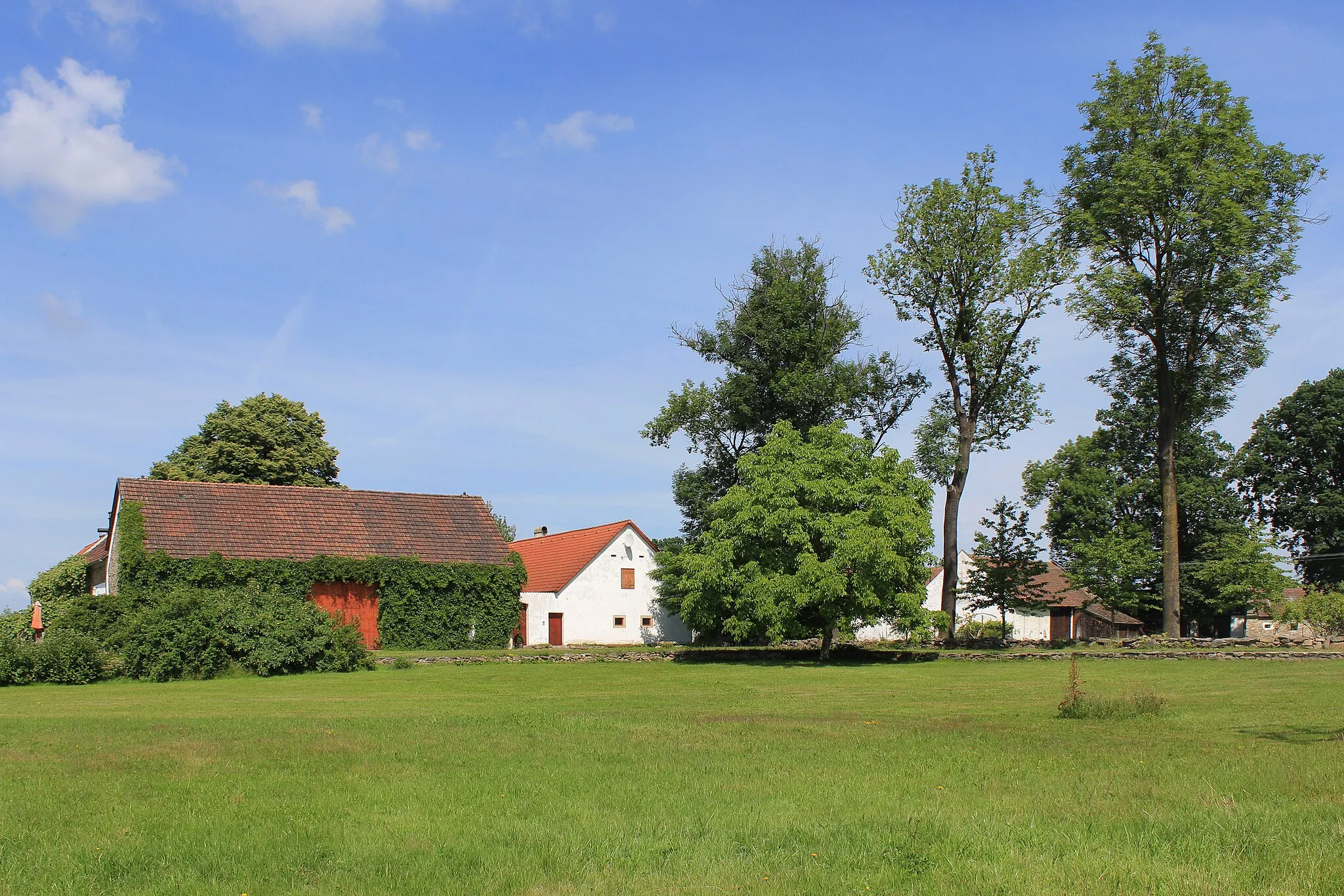 Photo showing: Old farm in Polště village, Czech Republic.
