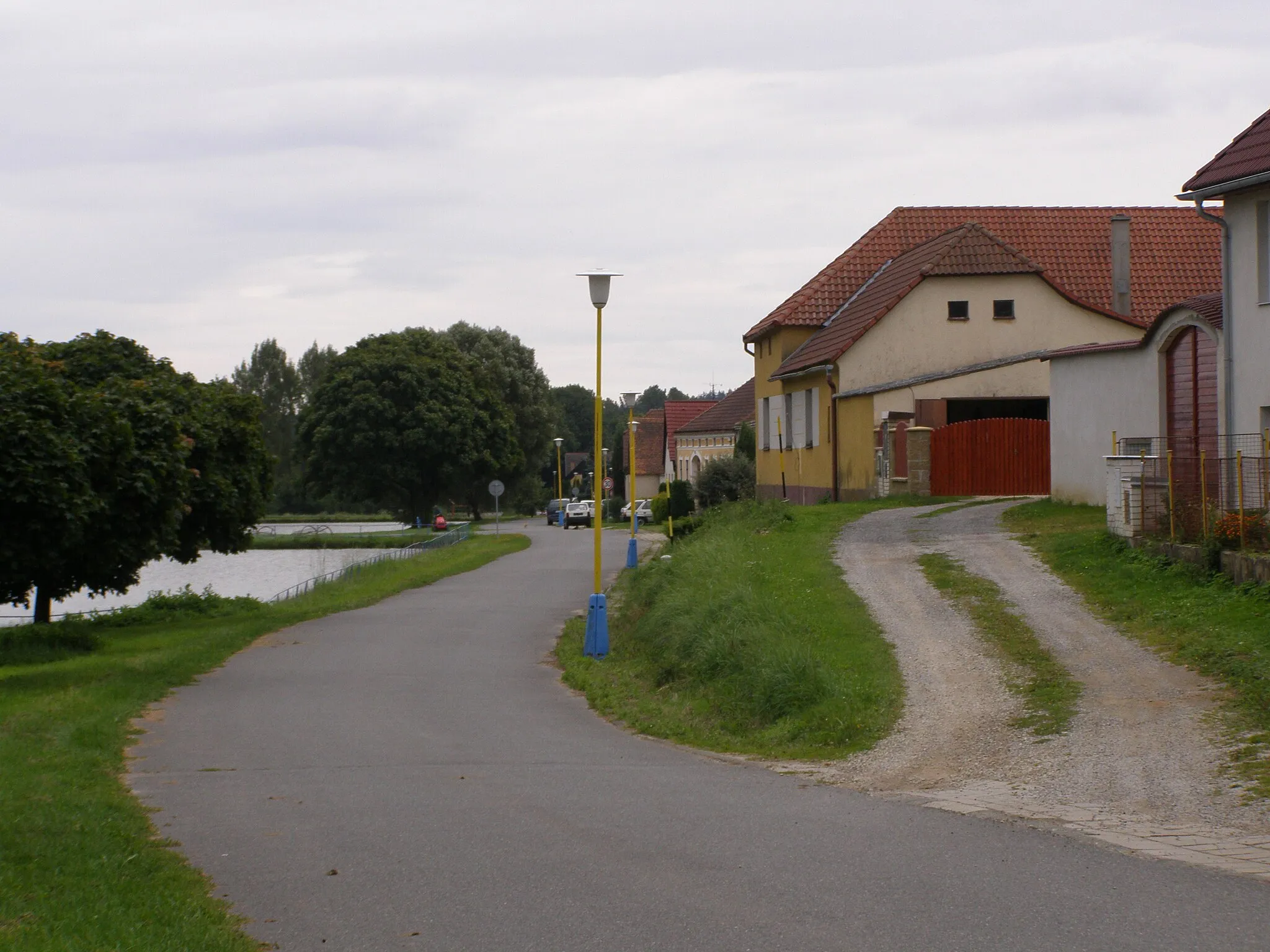 Photo showing: Peč, centrum obce, vlevo rybníky