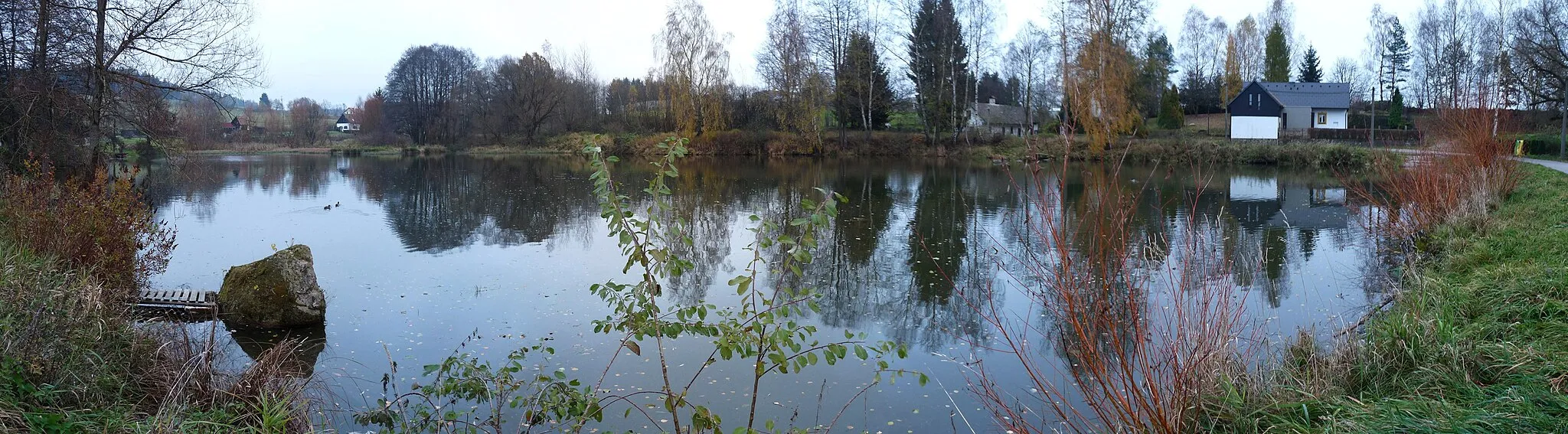 Photo showing: Ovčárna - pond in the village of Ovčárna, part of the town of Nová Bystřice, Jindřichův Hradec District, South Bohemian Region, Czech Republic.