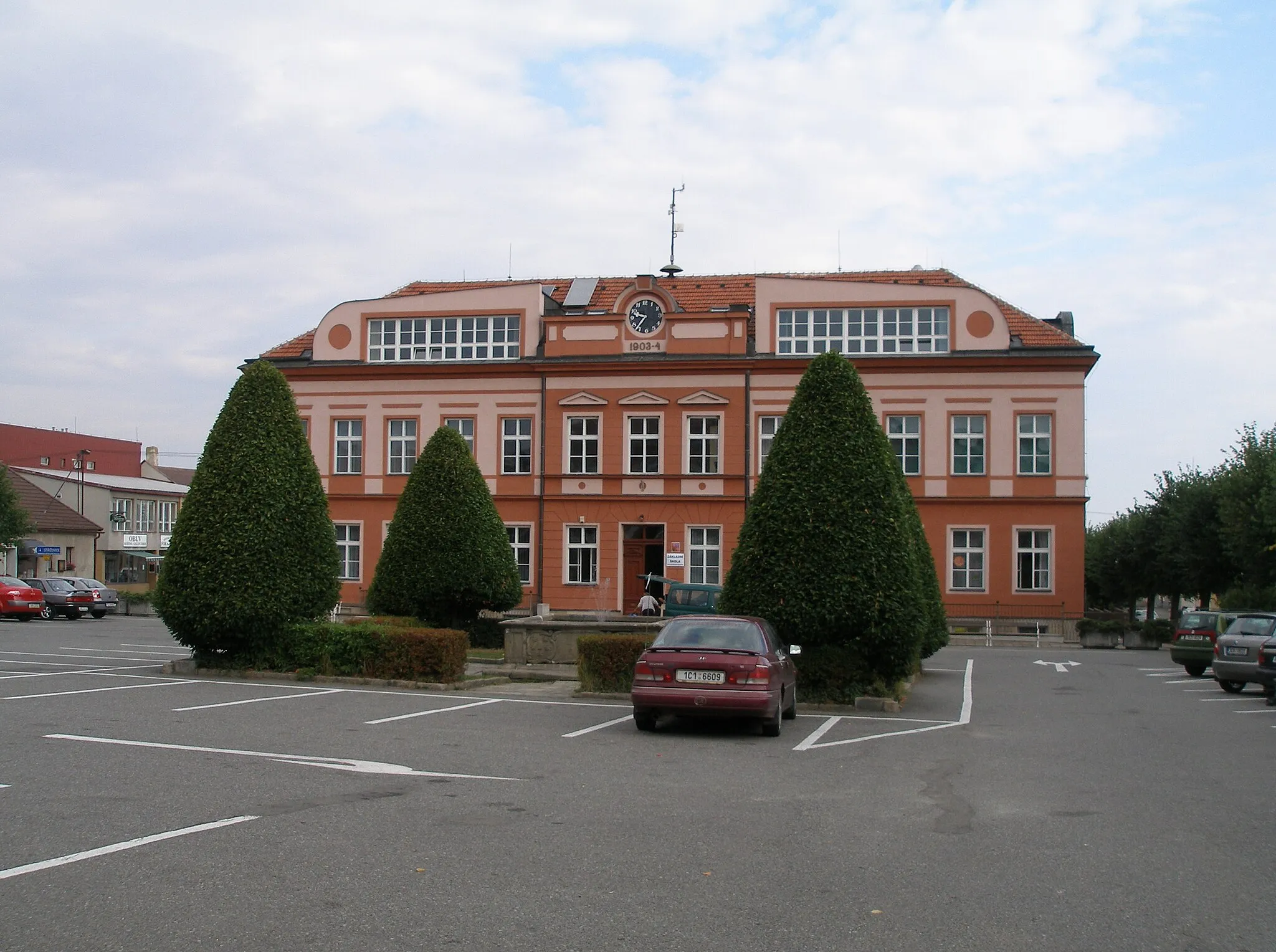 Photo showing: Sir Nicholas Winton's school on the square in Kunžak (Southern Bohemia)