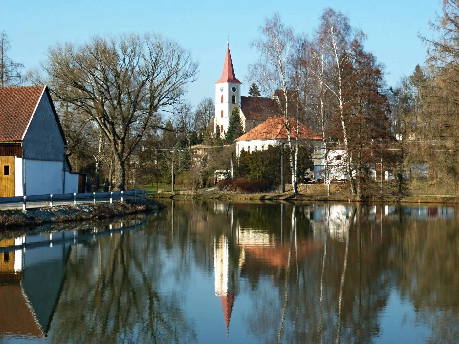 Photo showing: Kostelní Radouň - návesní rybník