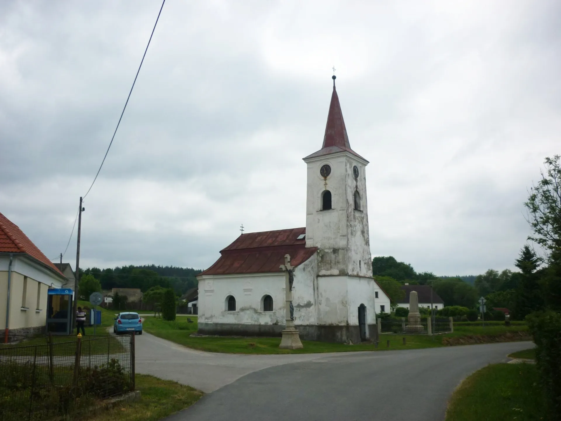 Photo showing: Obec Kačlehy, okres Jindřichův Hradec, Česko. Kaple Panny Marie na návsi u rybníka.