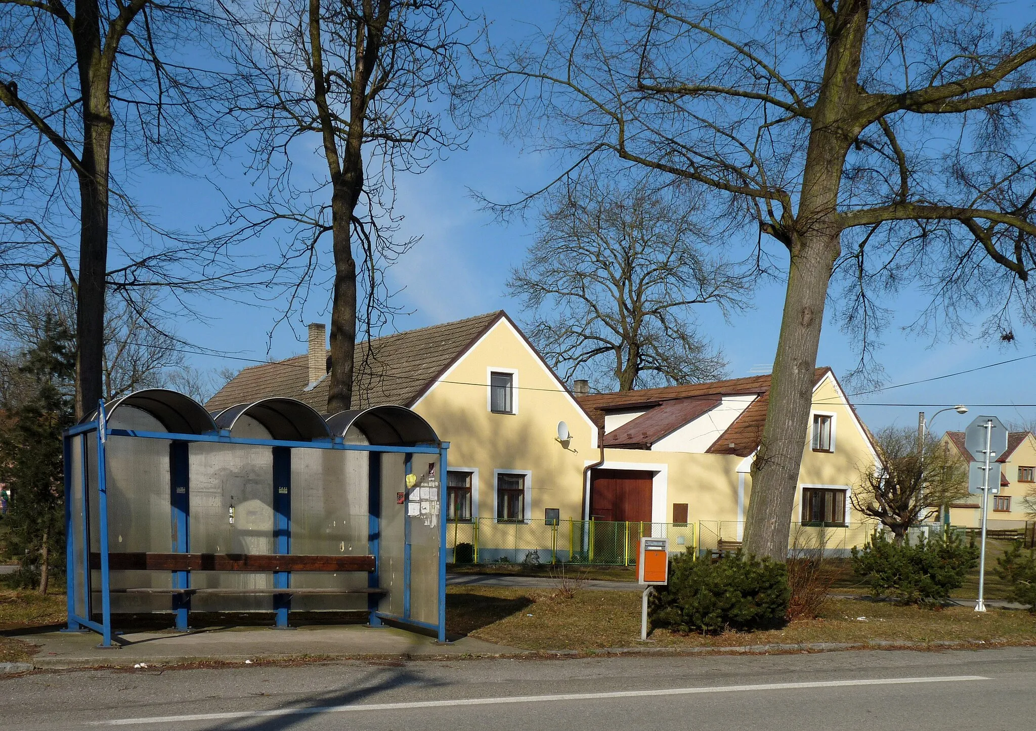 Photo showing: Bus shelter in the village of Doňov, Jindřichův Hradec District, South Bohemia, Czech Republic.
