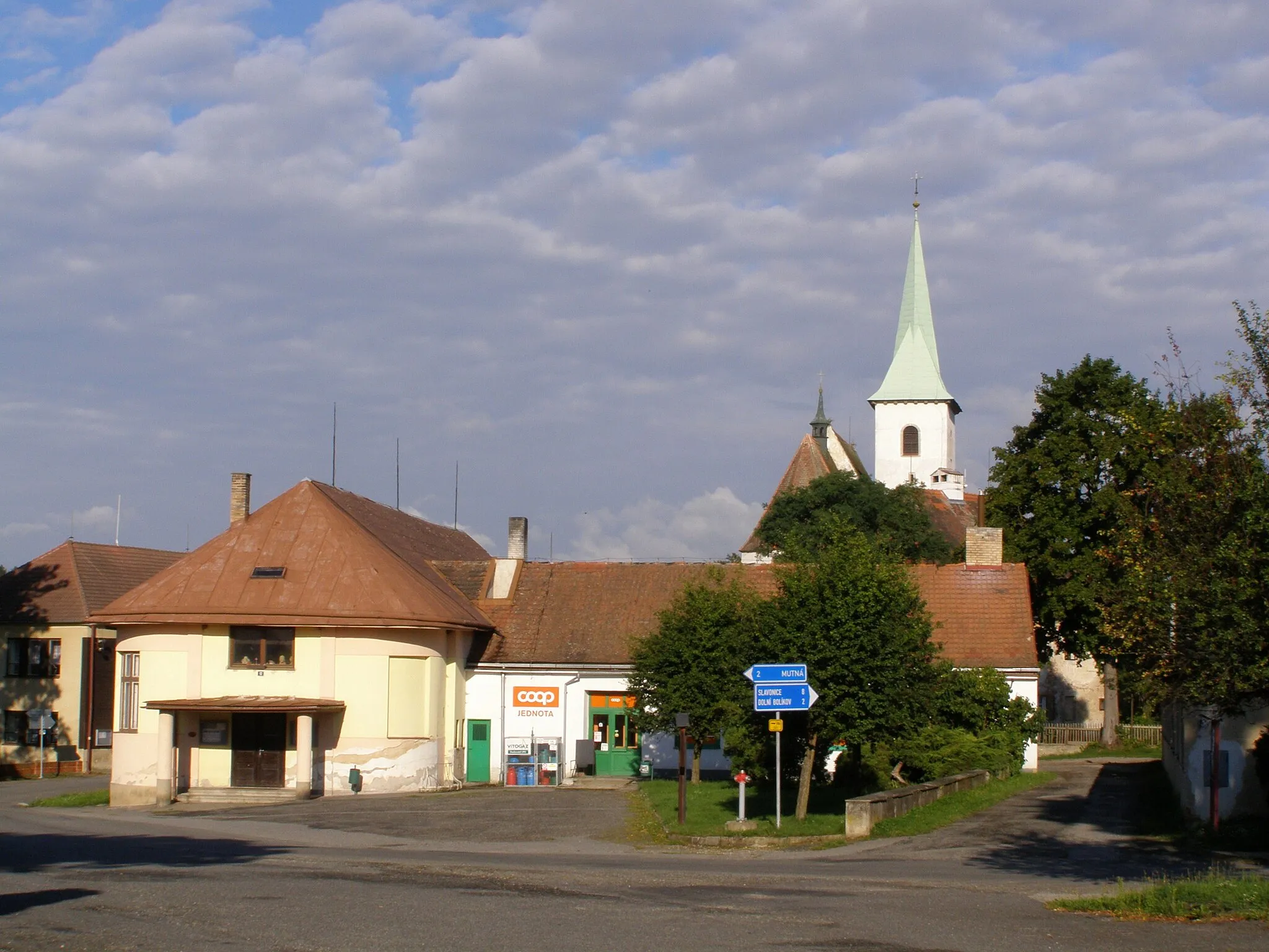 Photo showing: Cizkrajov, náves: vlevo kulturní dům, uprostřed obchod, v pozadí kostel sv. Petra a Pavla