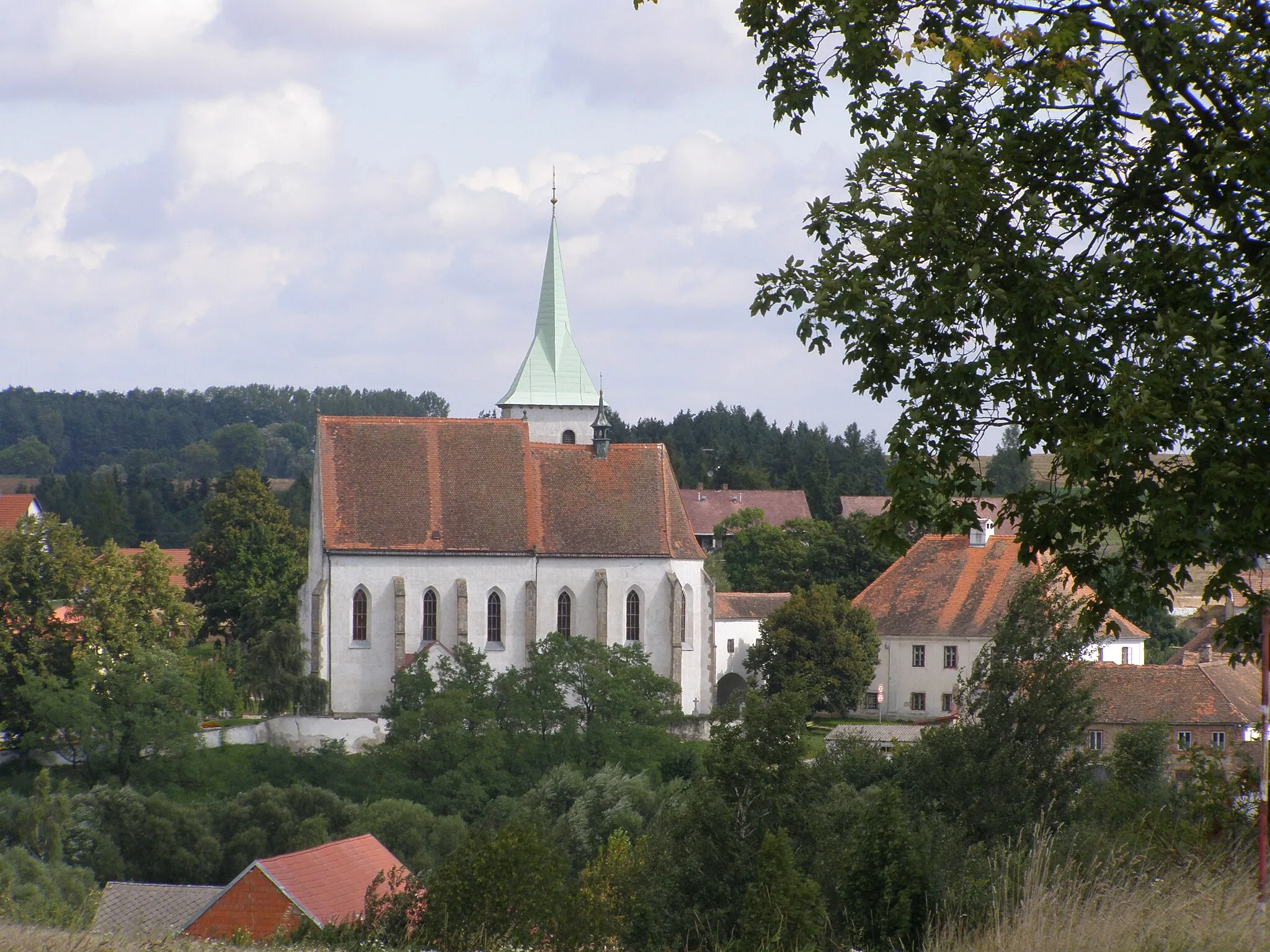 Photo showing: Cizkrajov, pohled na kostel sv. Petra a Pavla, vpravo od něj fara