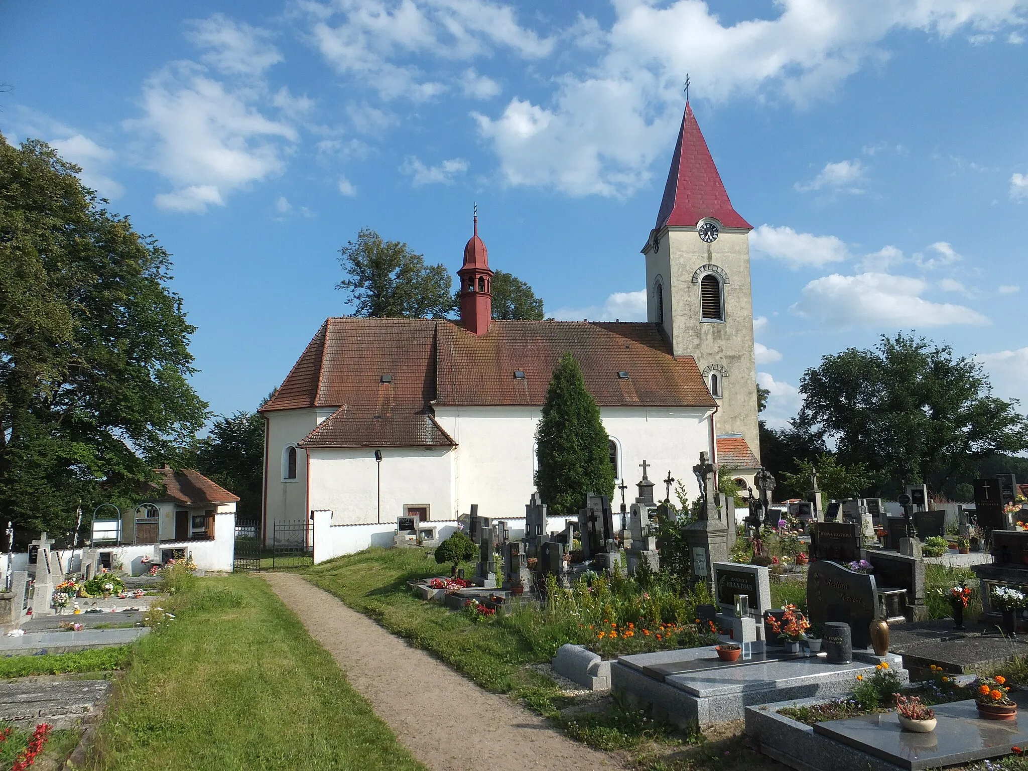 Photo showing: Lutová - the north-western view of the church