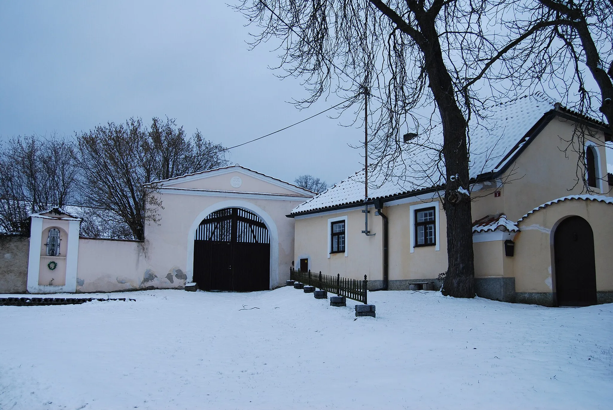 Photo showing: Brána a výklenek v ohradní zdi pro sochu Panny Marie u domu čp. 2. Borečnice je součást obce Čížová. Okres Písek. Česká republika.