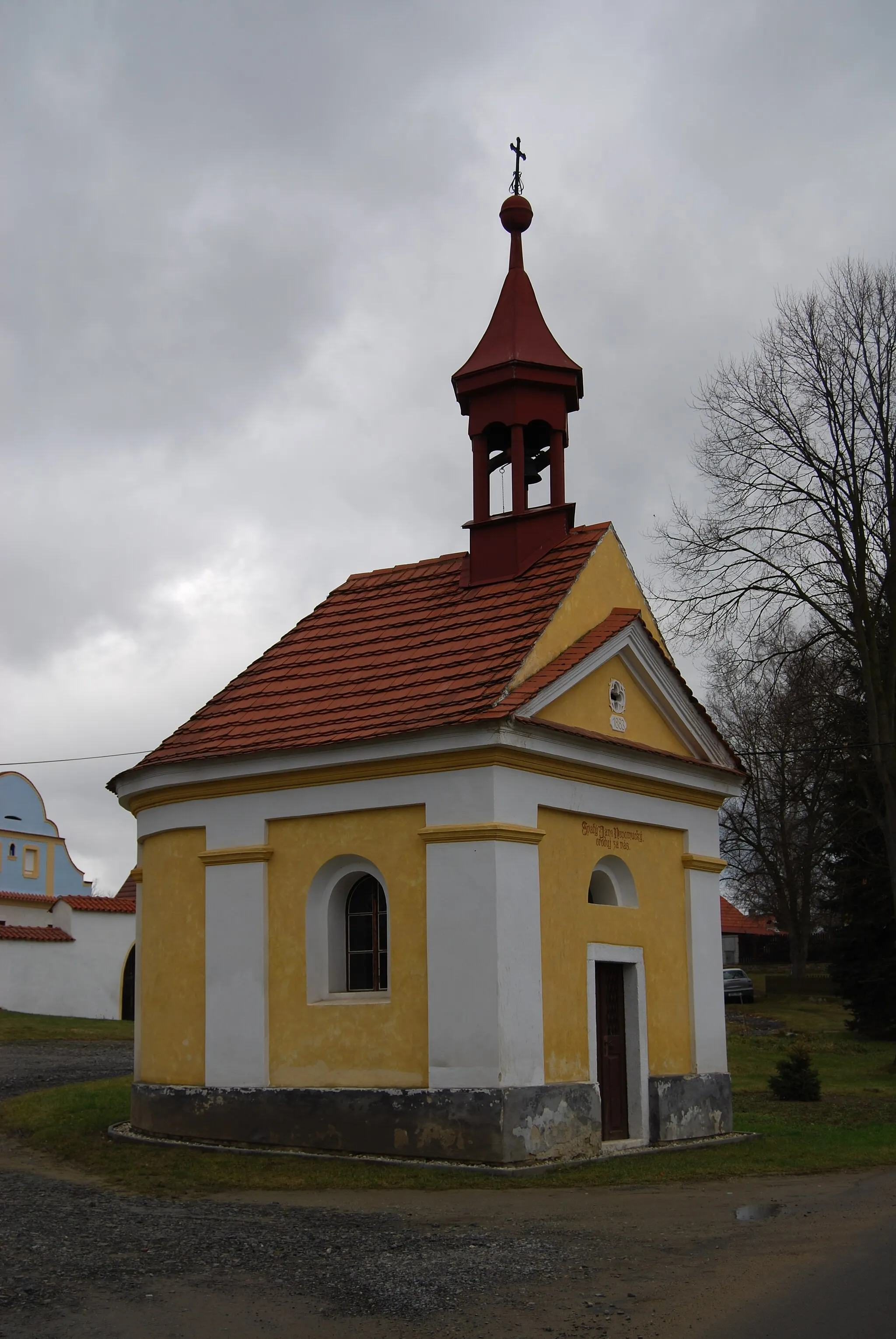 Photo showing: Kaple sv. Jana Nepomuckého z roku 1883  v obci na návsi.  Krašovice (Čížová). Okres Písek. Česká republika.