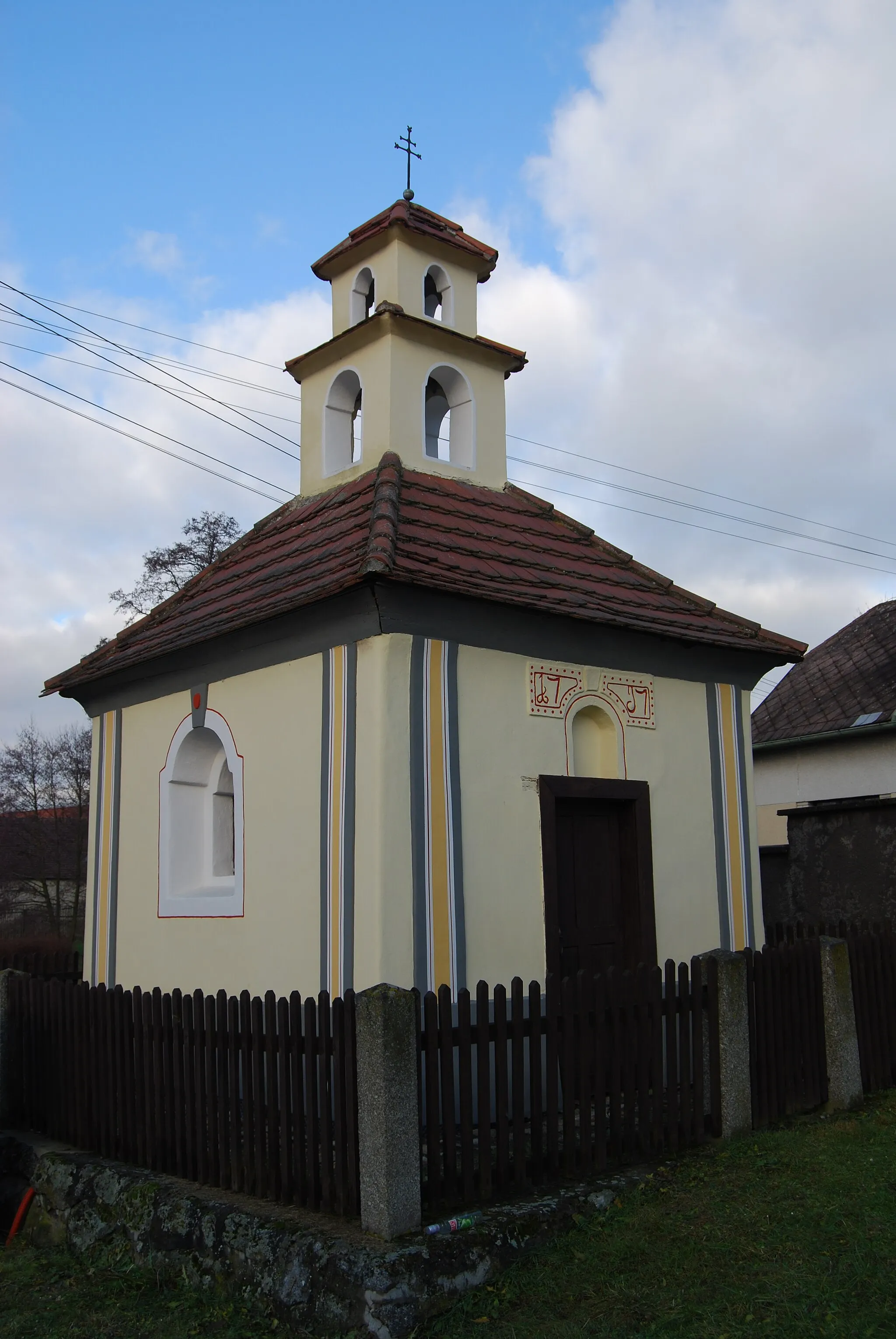 Photo showing: Návesní kaple z roku 1737 je zasvěcená Panně Marii. Zbelítov. Okres Písek. Česká republika.