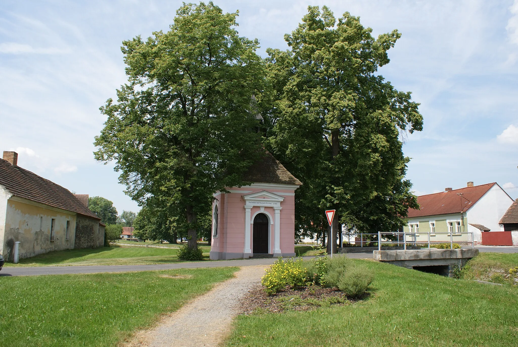 Photo showing: Tálín, a village in Písek district, Czech Republic, a chapel on the common.