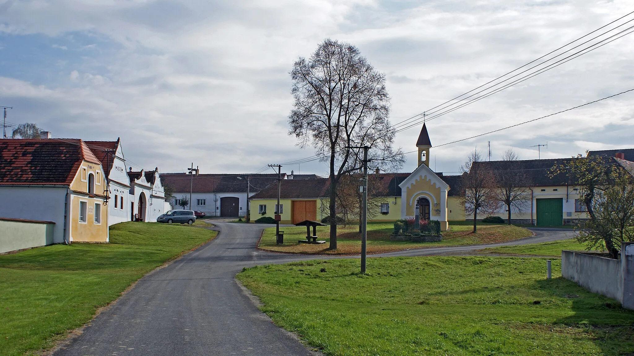 Photo showing: Budičovice village in Písek district, Czech Republic, the village common.