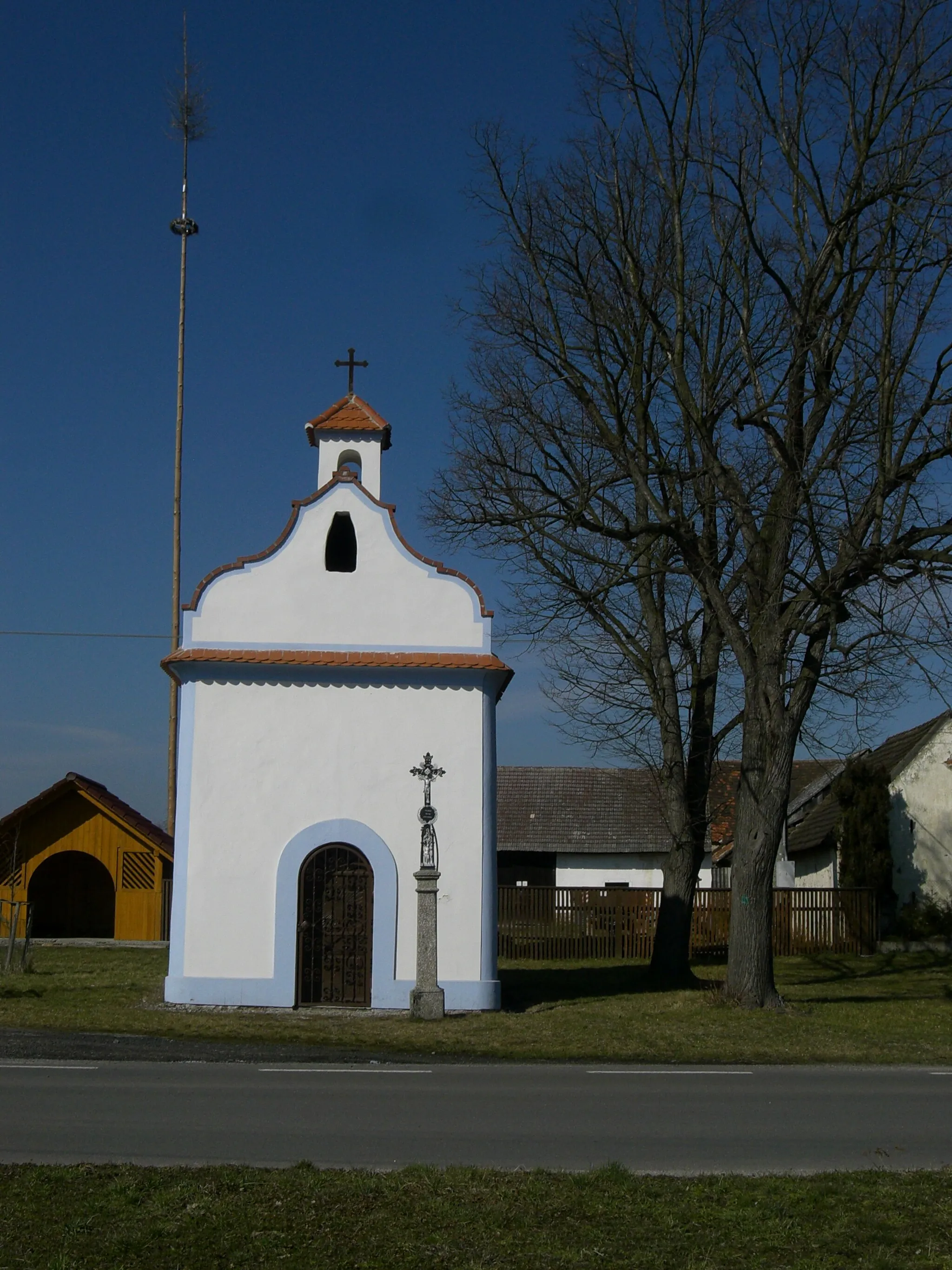 Photo showing: Skály village in Písek district, Czech Republic. Chapel on the village common.