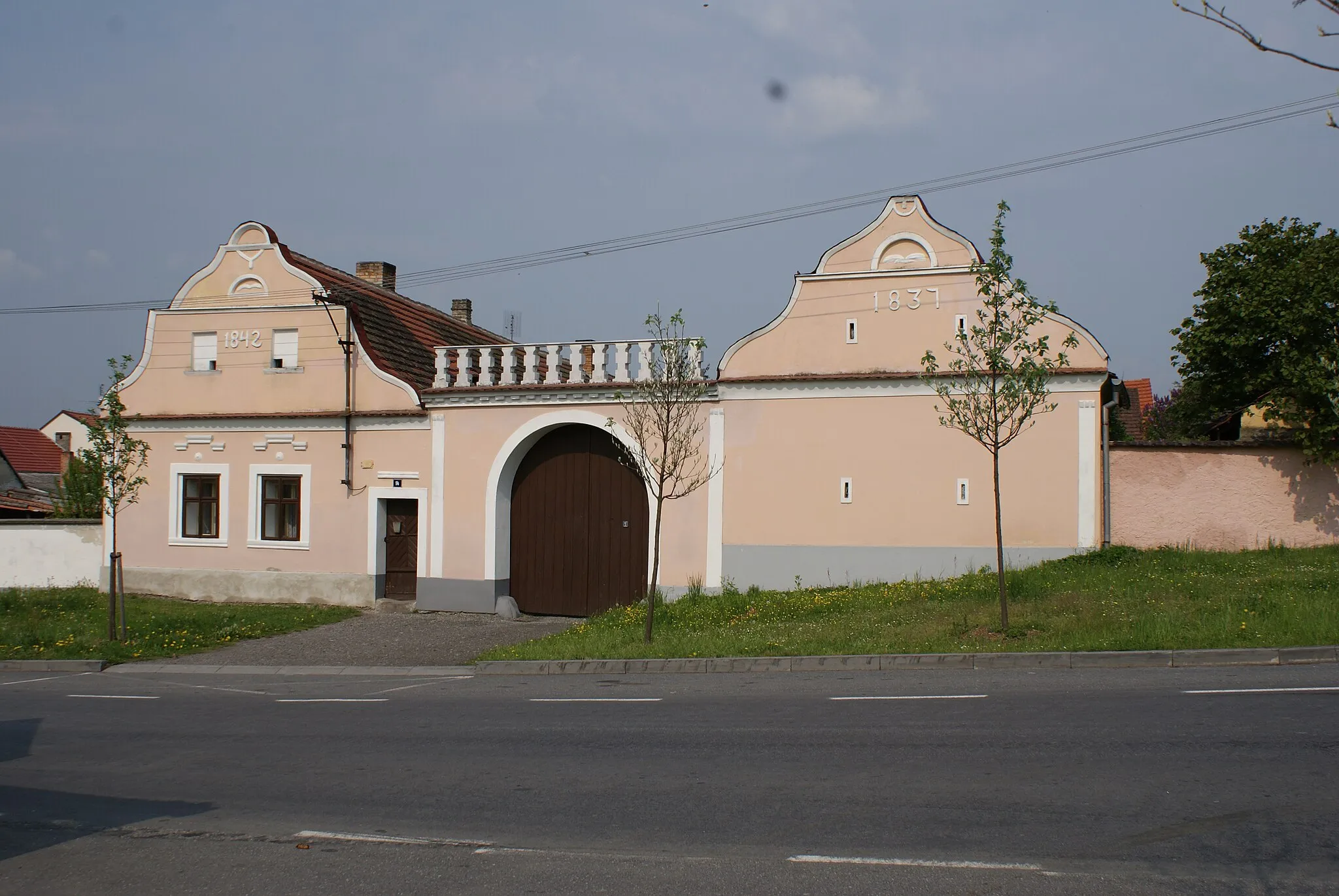 Photo showing: Ražice village in Písek district, Czech Republic. A homestead in the "country baroque" style.