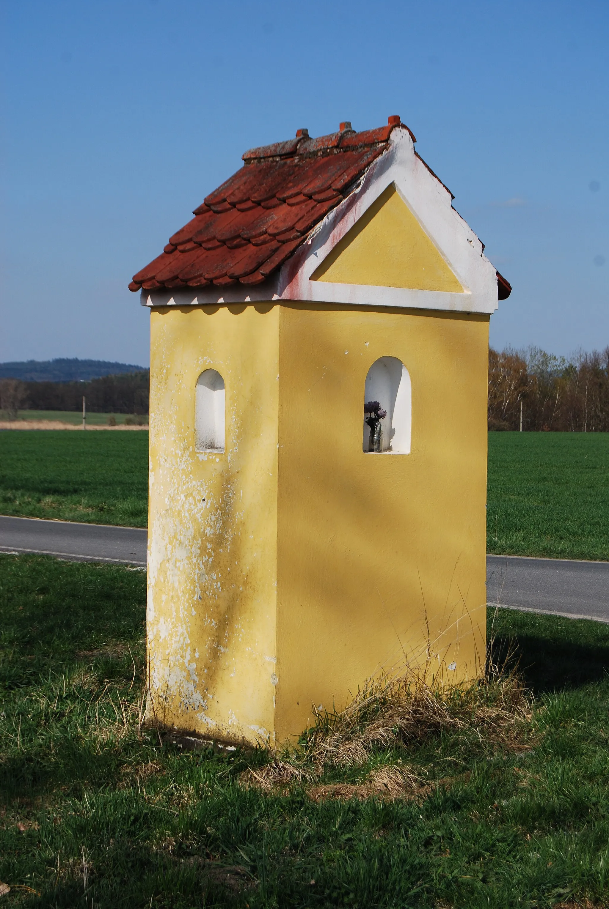 Photo showing: Výklenková kaple zasvěcená svatému Floriánovi z 2. pol. 18. století. Ražice (Okres Písek. Česká republika.