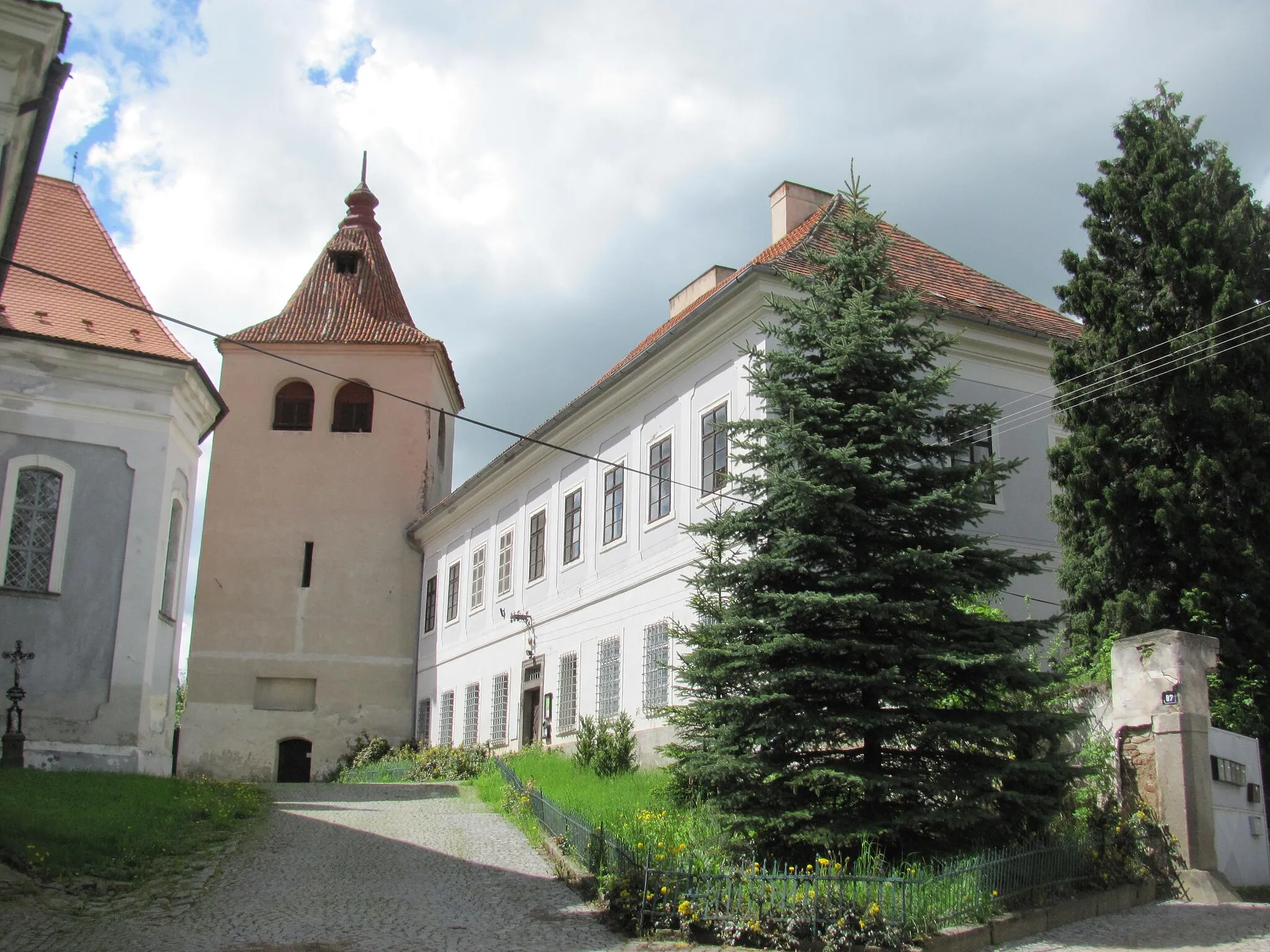 Photo showing: Deans office, tower and church in Mirovice