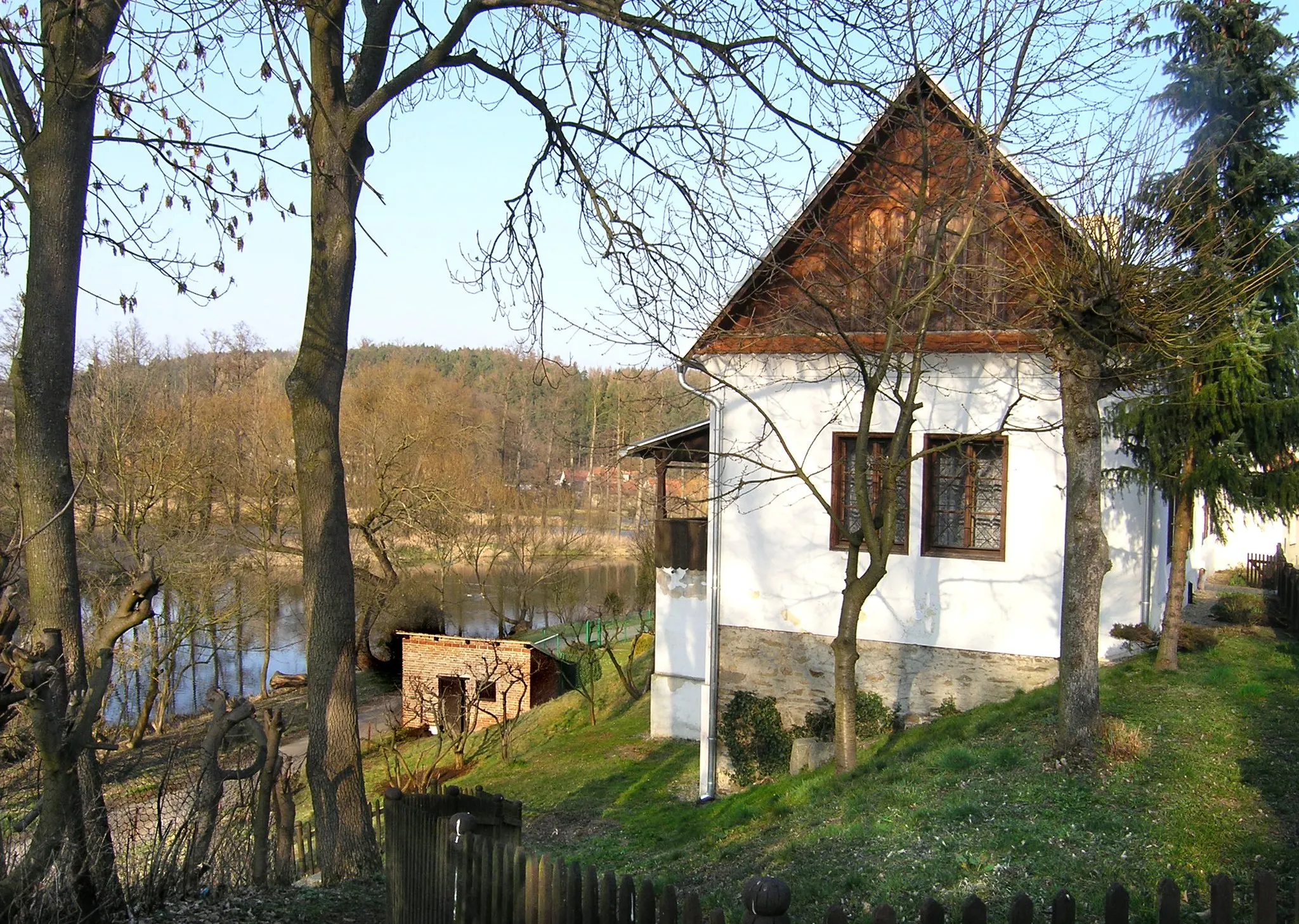 Photo showing: Mikoláš Aleš birth house at Mirotice, South Bohemia, with Lomnice river