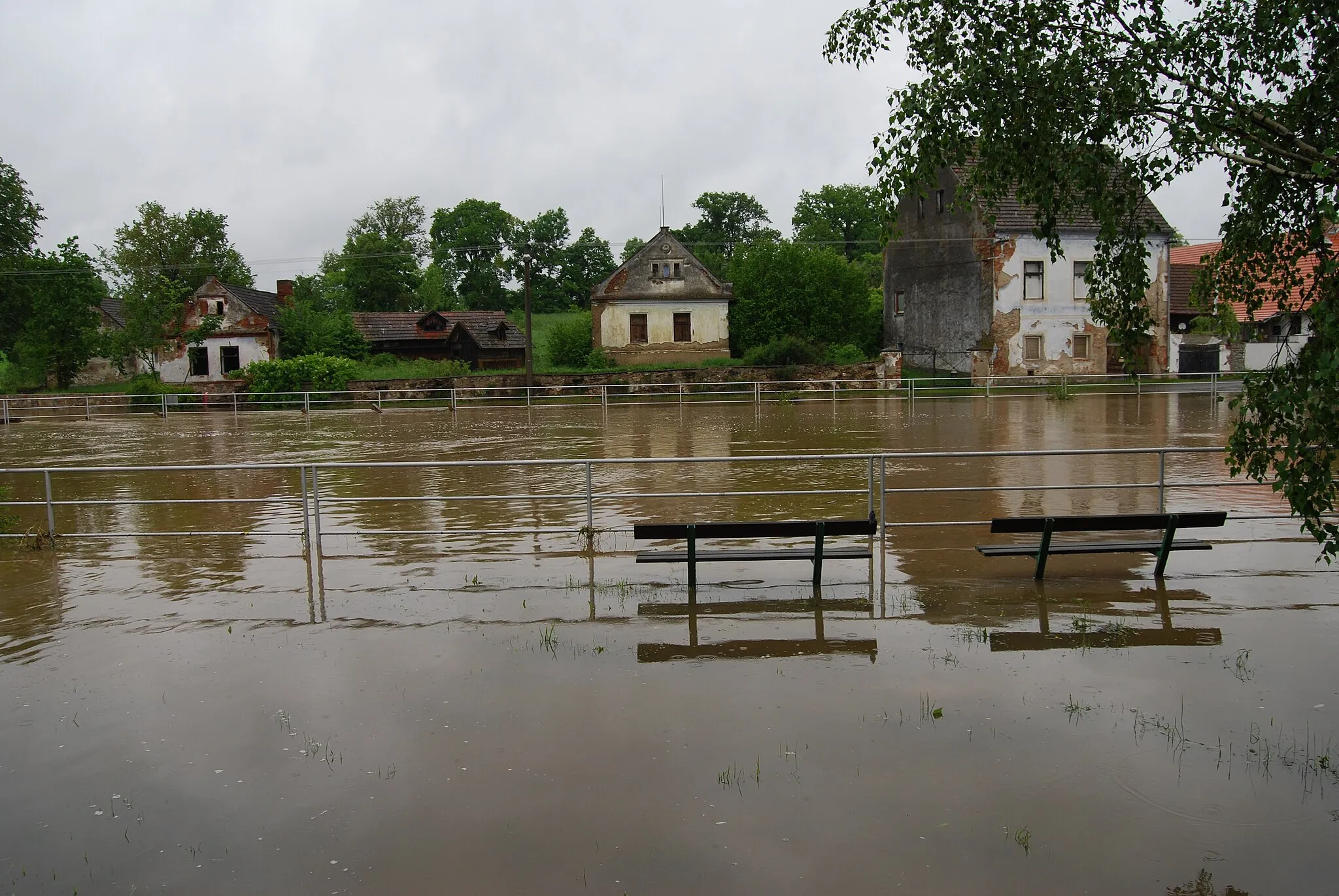 Photo showing: Povodně 2013. Pohled na náves a rozvodněný Hrejkovický potok. Velká (Milevsko). Okres Písek. Česká republika.