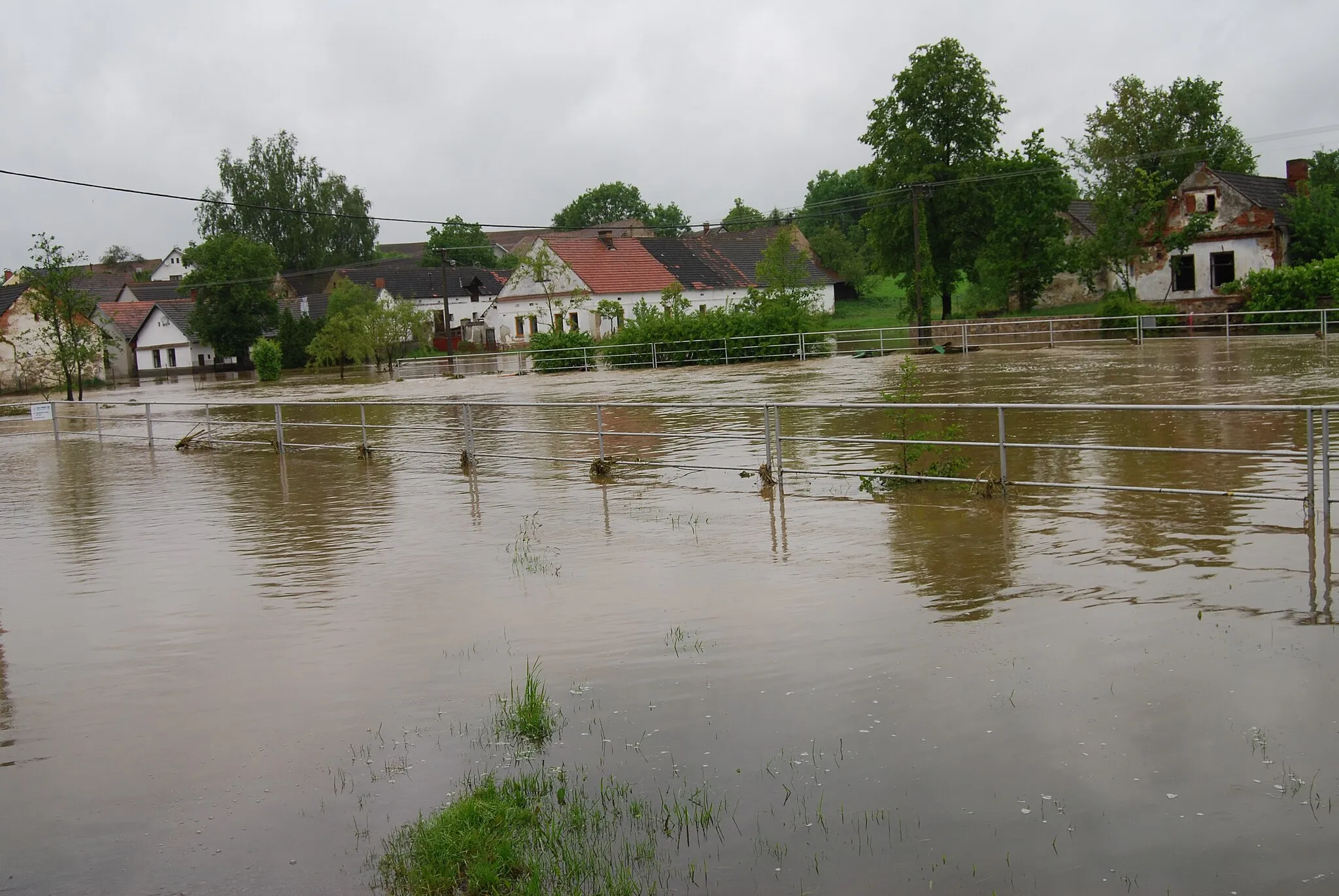 Photo showing: Povodně 2013. Pohled na náves a rozvodněný Hrejkovický potok. Velká (Milevsko). Okres Písek. Česká republika.