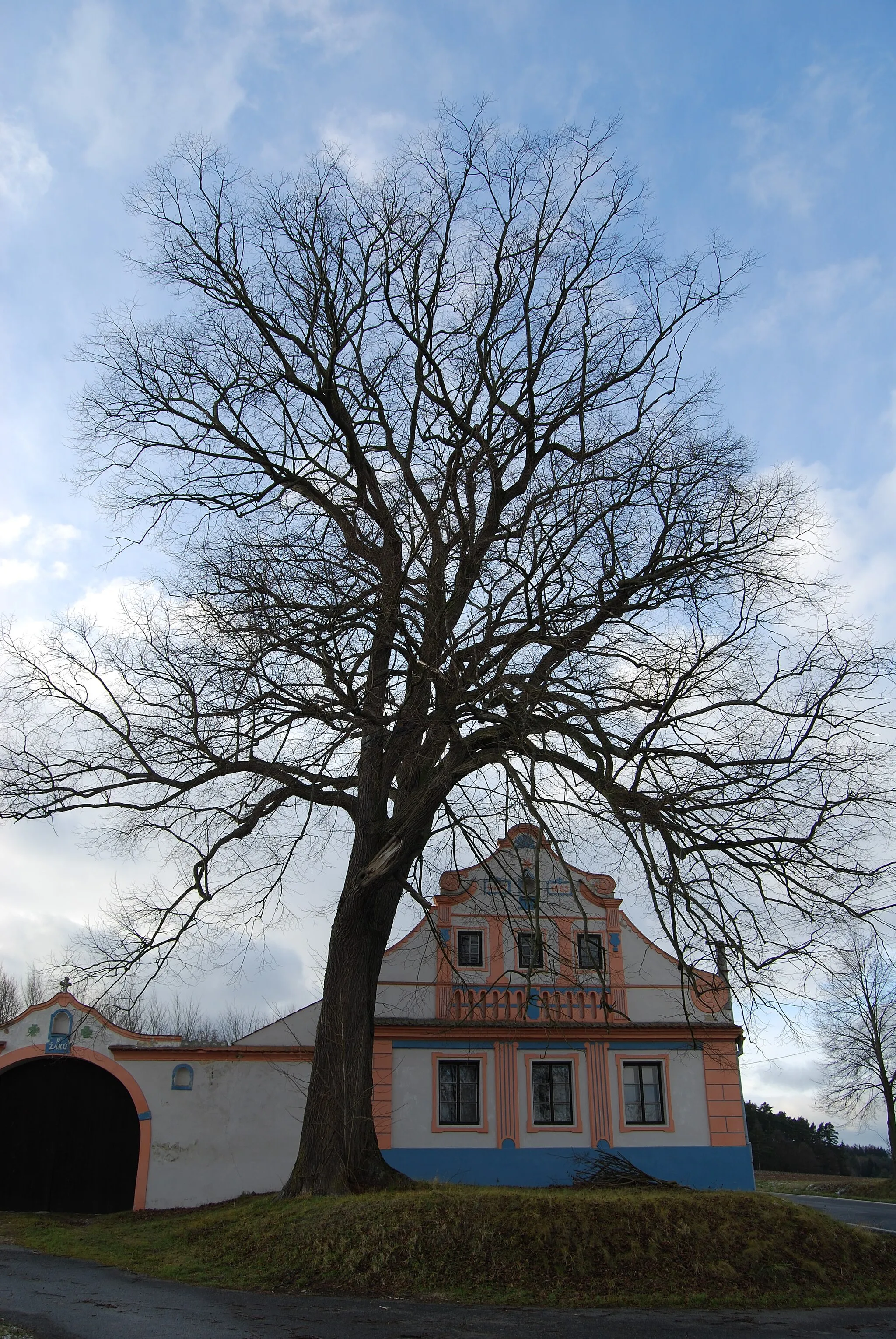 Photo showing: Hospodářská usedlost z roku 1863. Dobešice. Dobešice je malá vesnice, část obce Kluky v okrese Písek. Česká republika.