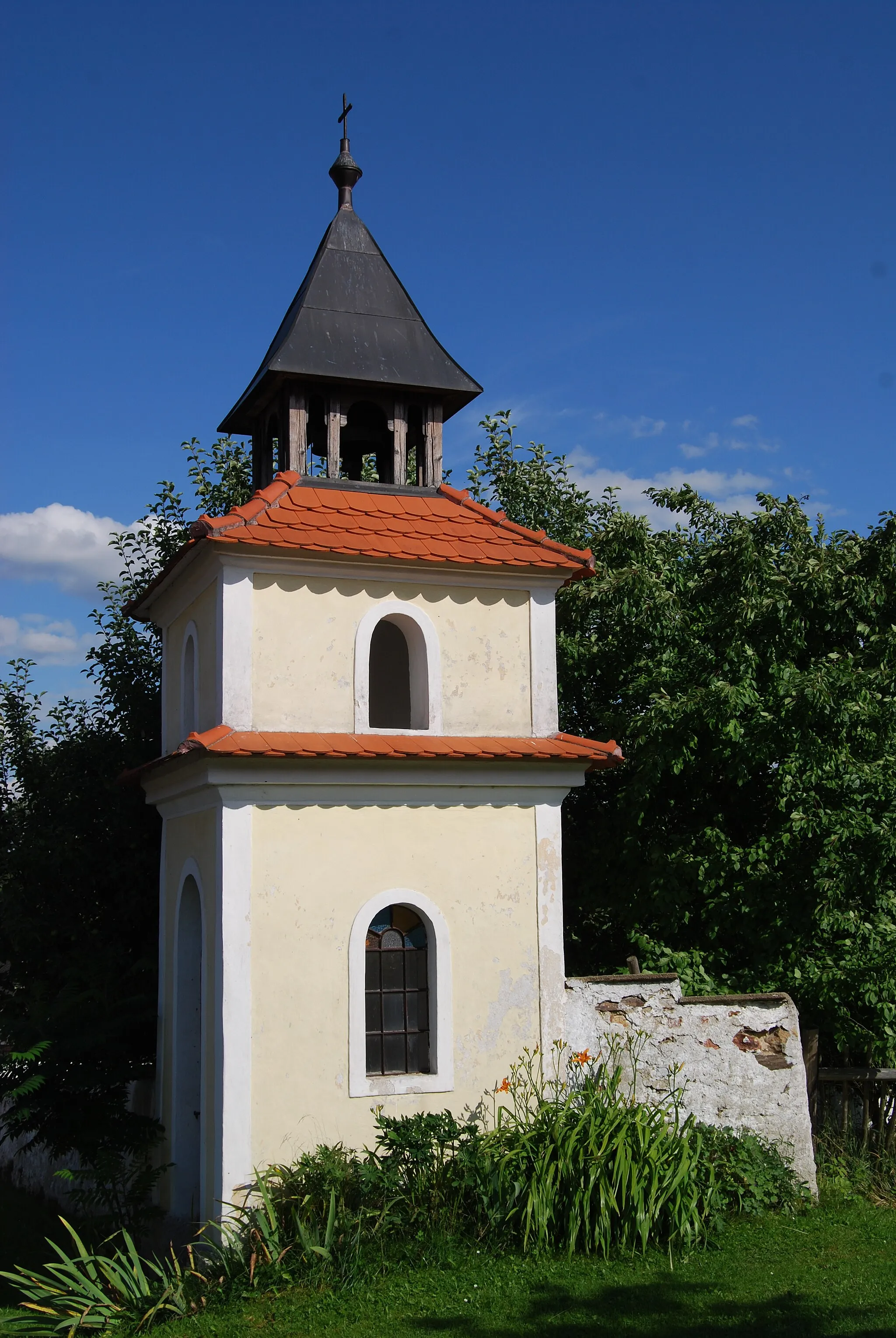 Photo showing: Zvonice v obci. Boční pohled. Kolišov je část obce Bernartice v okrese Písek. Česká republika.