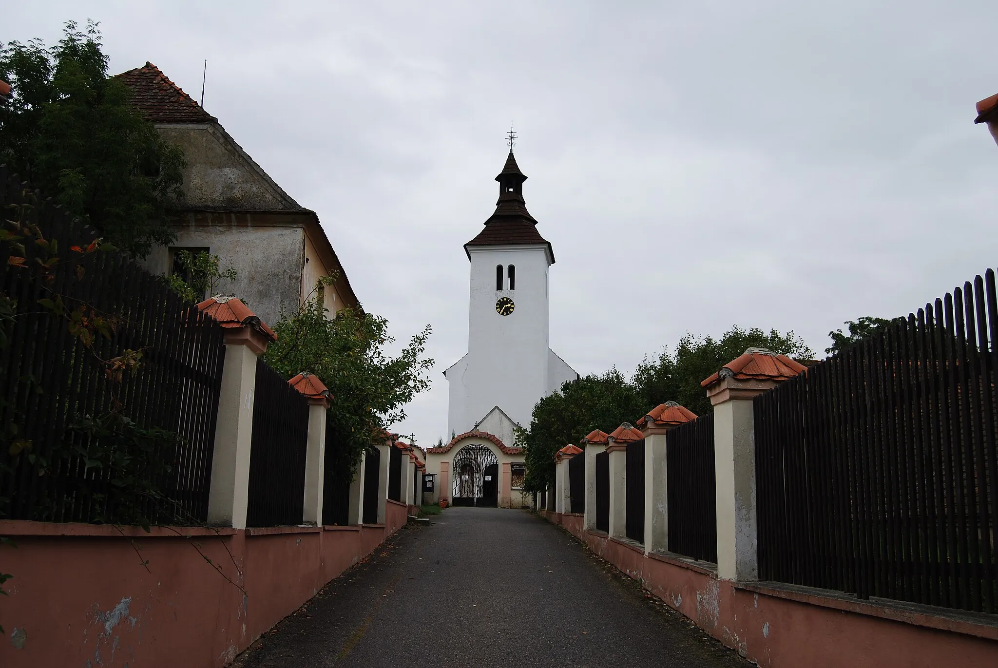 Photo showing: Albrechtice nad Vltavou village in Pisek District, Czech Republic. Church of sant Peter and Paul.