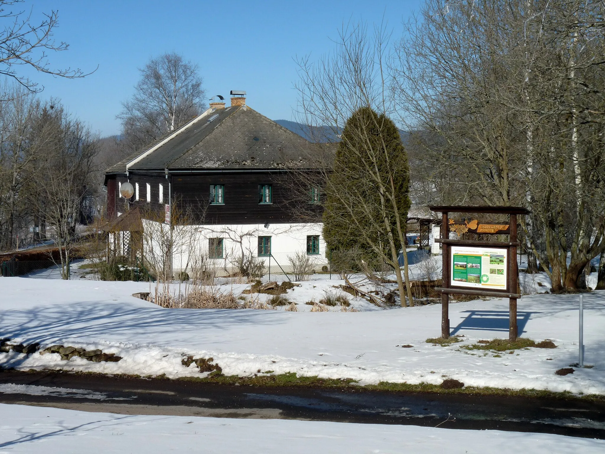 Photo showing: House No 10 in the village of Slunečná north of the munucipality of Želnava, Prachatice District, Czech Republic.