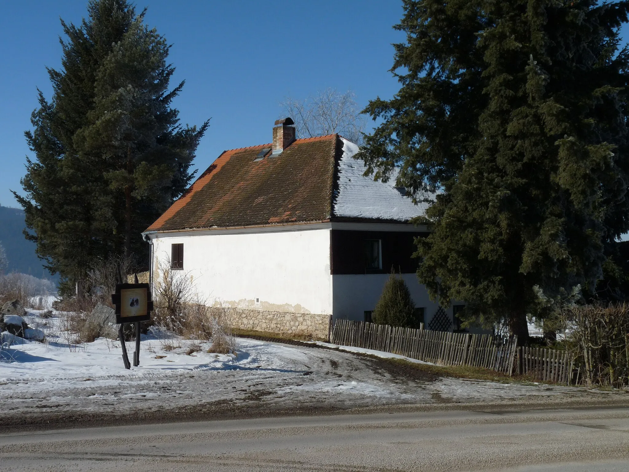 Photo showing: House No 8 in the village of Slunečná north of the munucipality of Želnava, Prachatice District, Czech Republic.