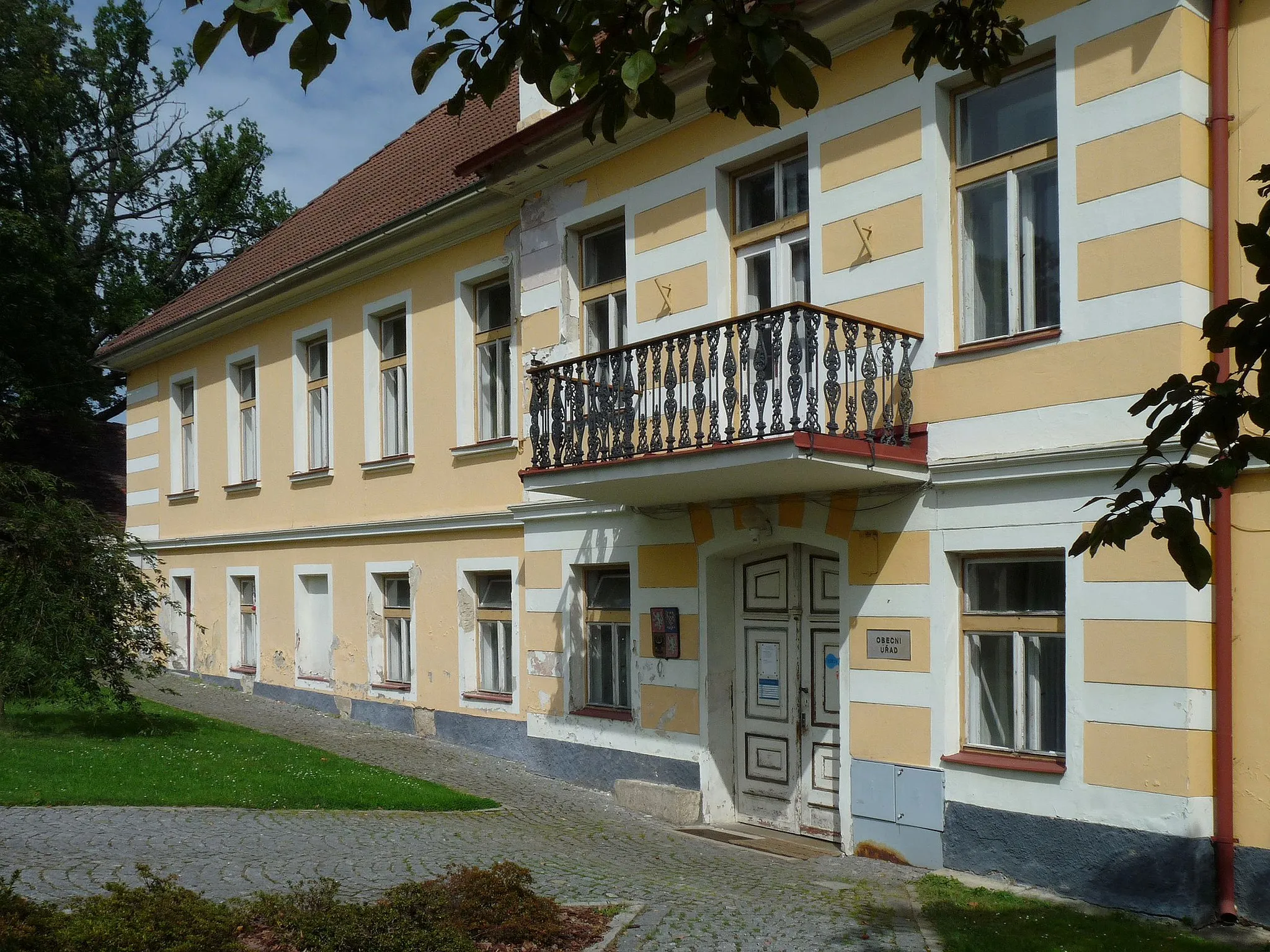 Photo showing: House No 2, municipal office building and local library in the village of Čkyně, Prachatice District, Czech Republic.