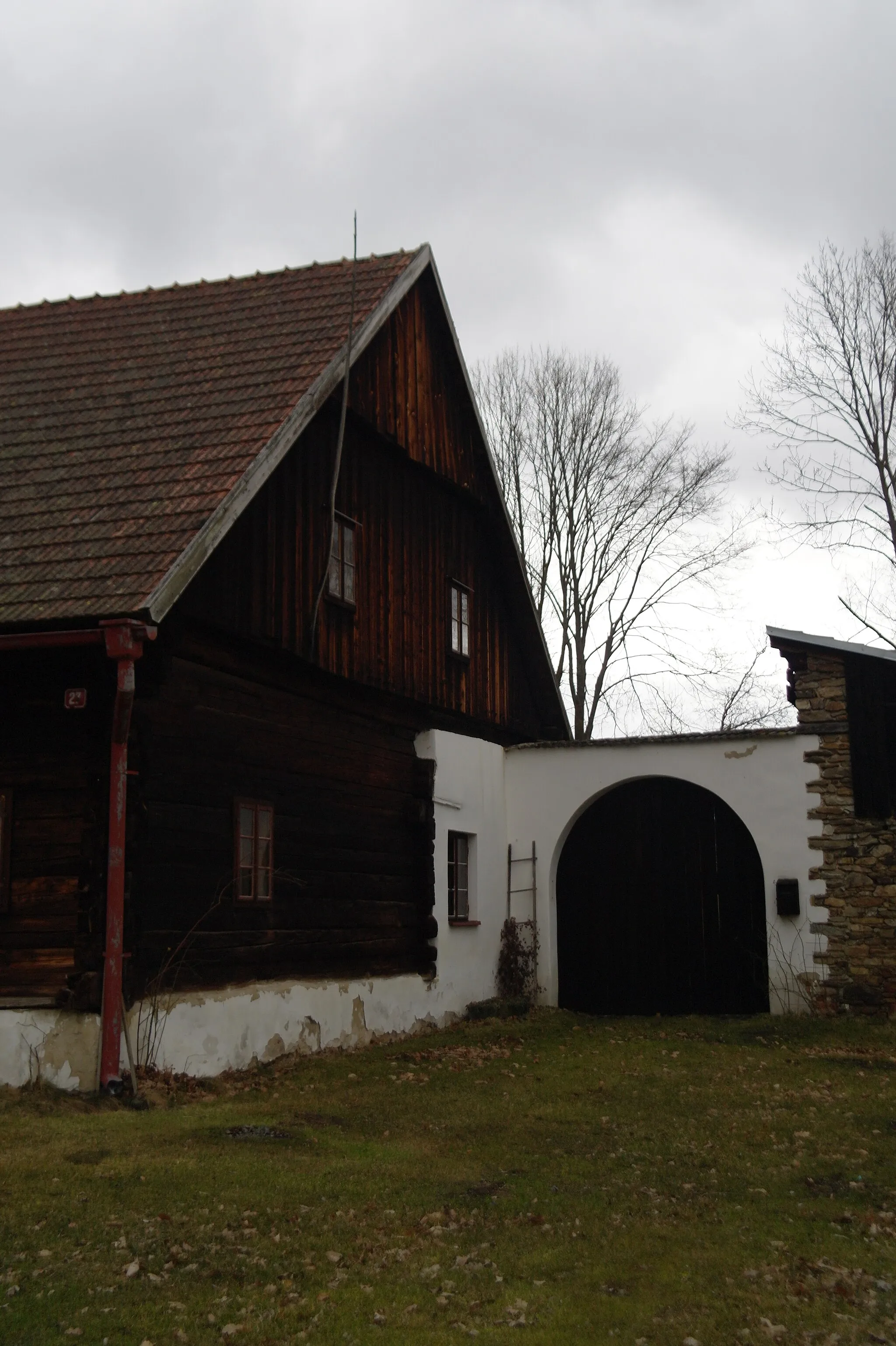 Photo showing: Řepešín, brána u domu čp. 27