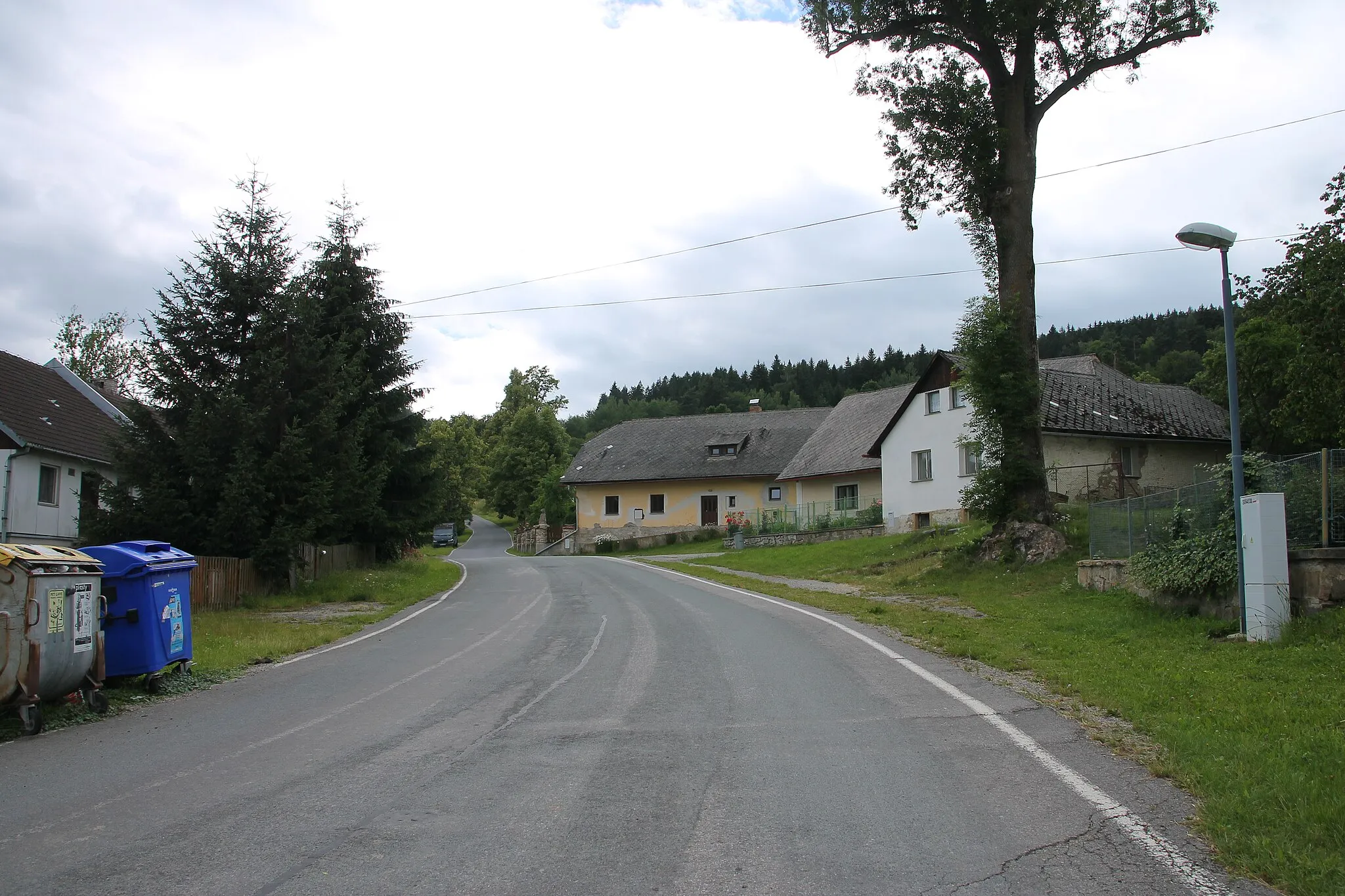 Photo showing: Silnice a chalupy v Račově