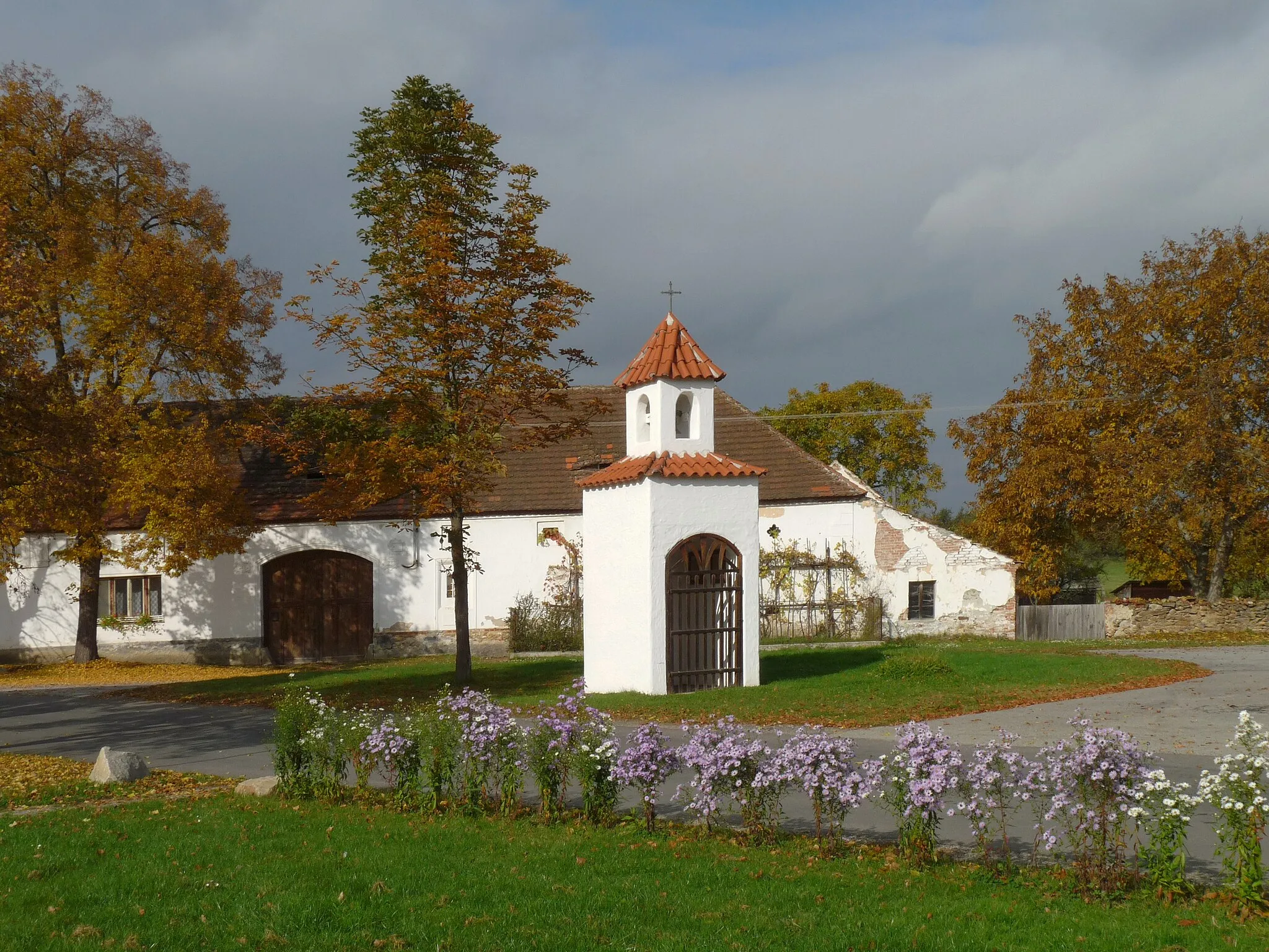 Photo showing: Wayside shrine in the village of Olšovice, Prachatice District, South Bohemian Region, Czech Republic.