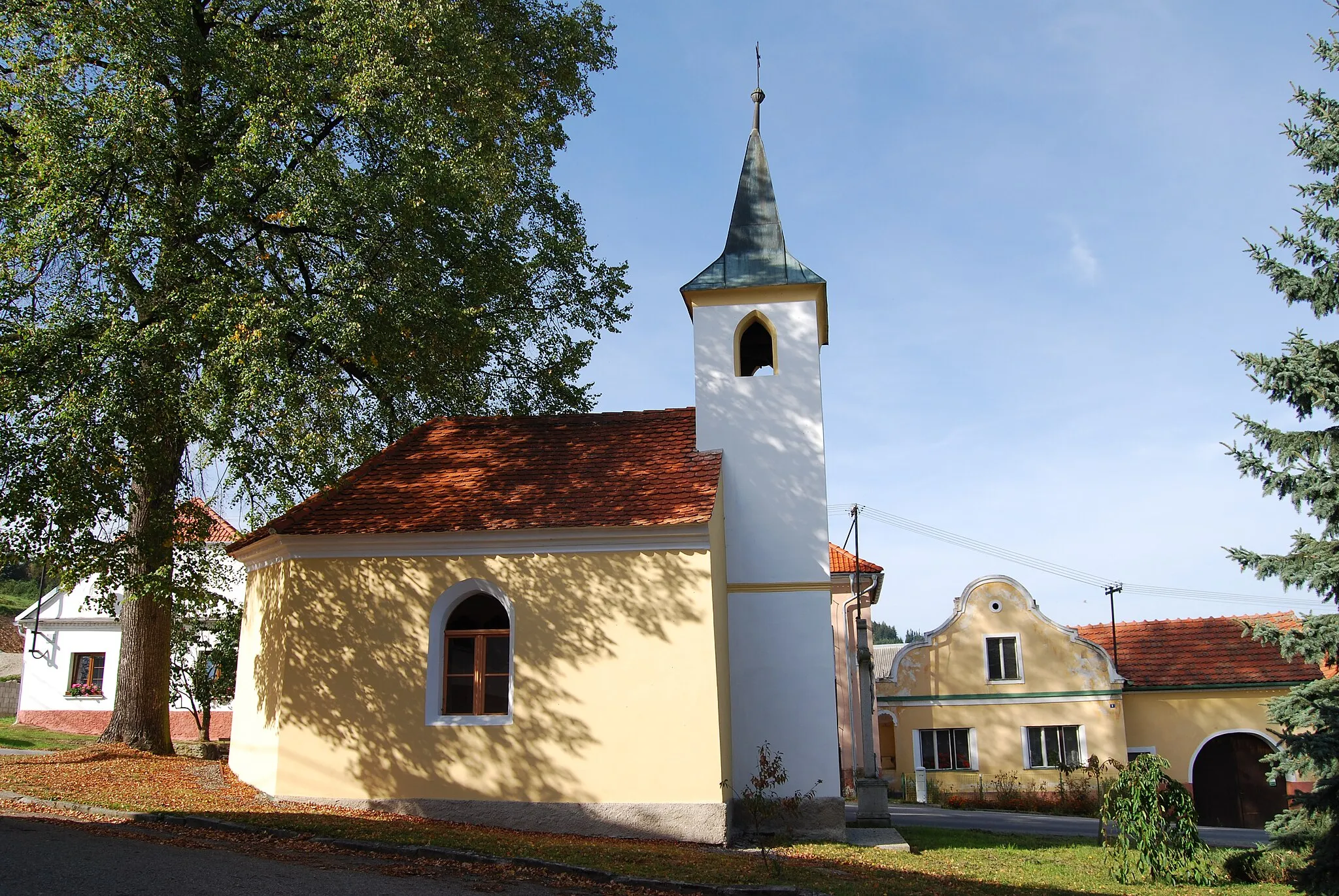 Photo showing: Vadkov village, part of Lhenice town in Prachatice District, Czech Republic. Chapel