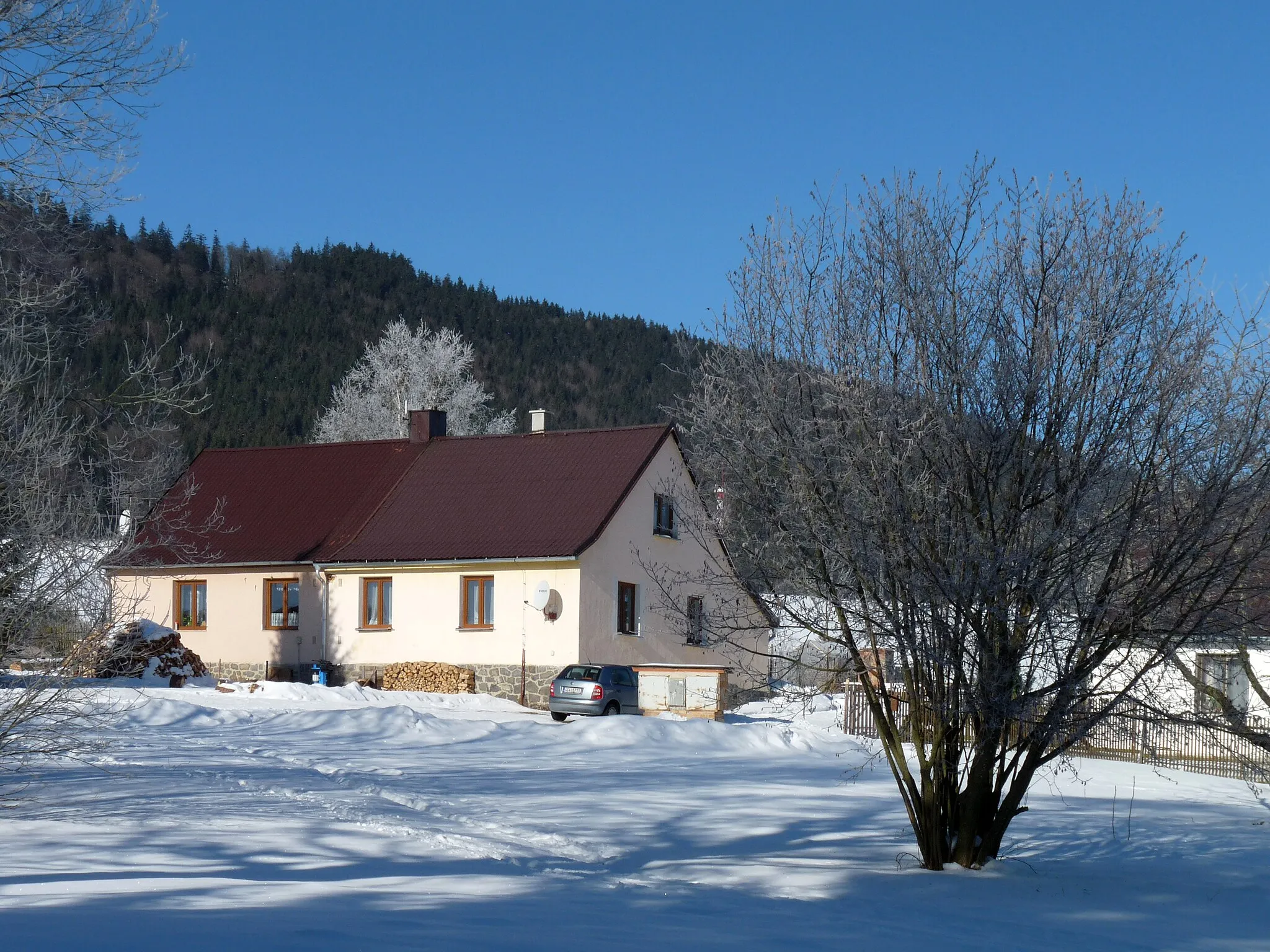 Photo showing: House No 11 in the village of Vlčí Jámy, part of the municipality of Lenora, Prachatice District, South Bohemian Region, Czech Republic.