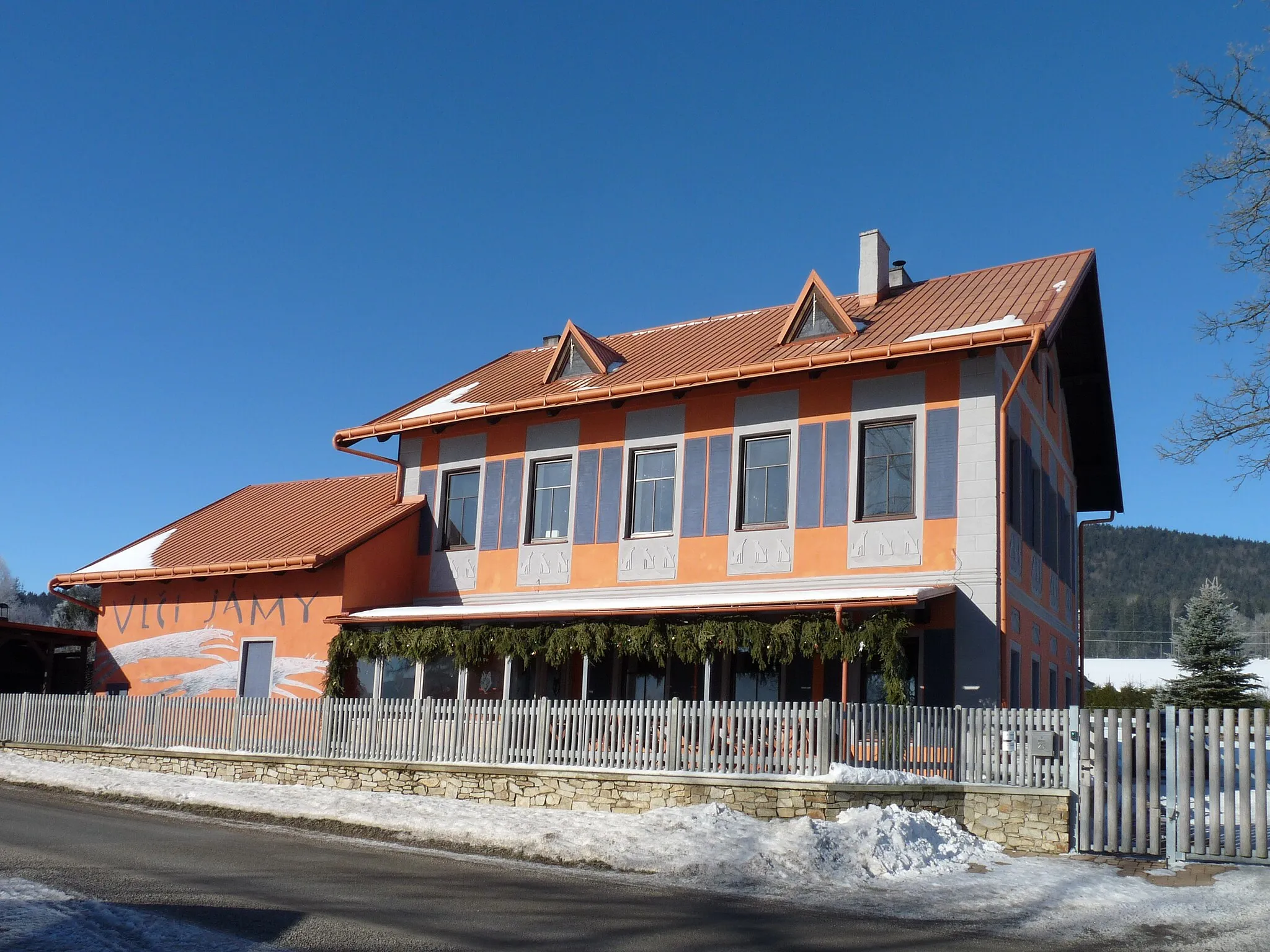 Photo showing: House No 25 in the village of Vlčí Jámy, part of the municipality of Lenora, Prachatice District, South Bohemian Region, Czech Republic.