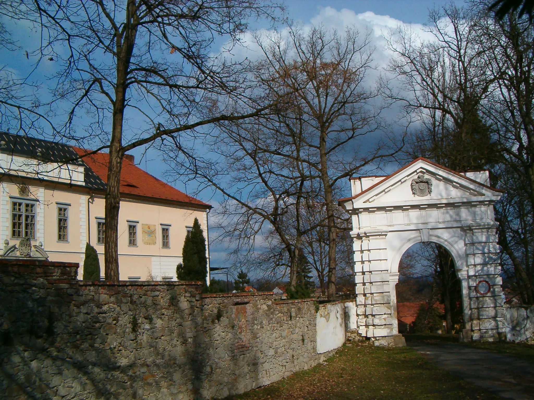 Photo showing: Štěkeň village (district Strakonice) - detail of castle with small gate