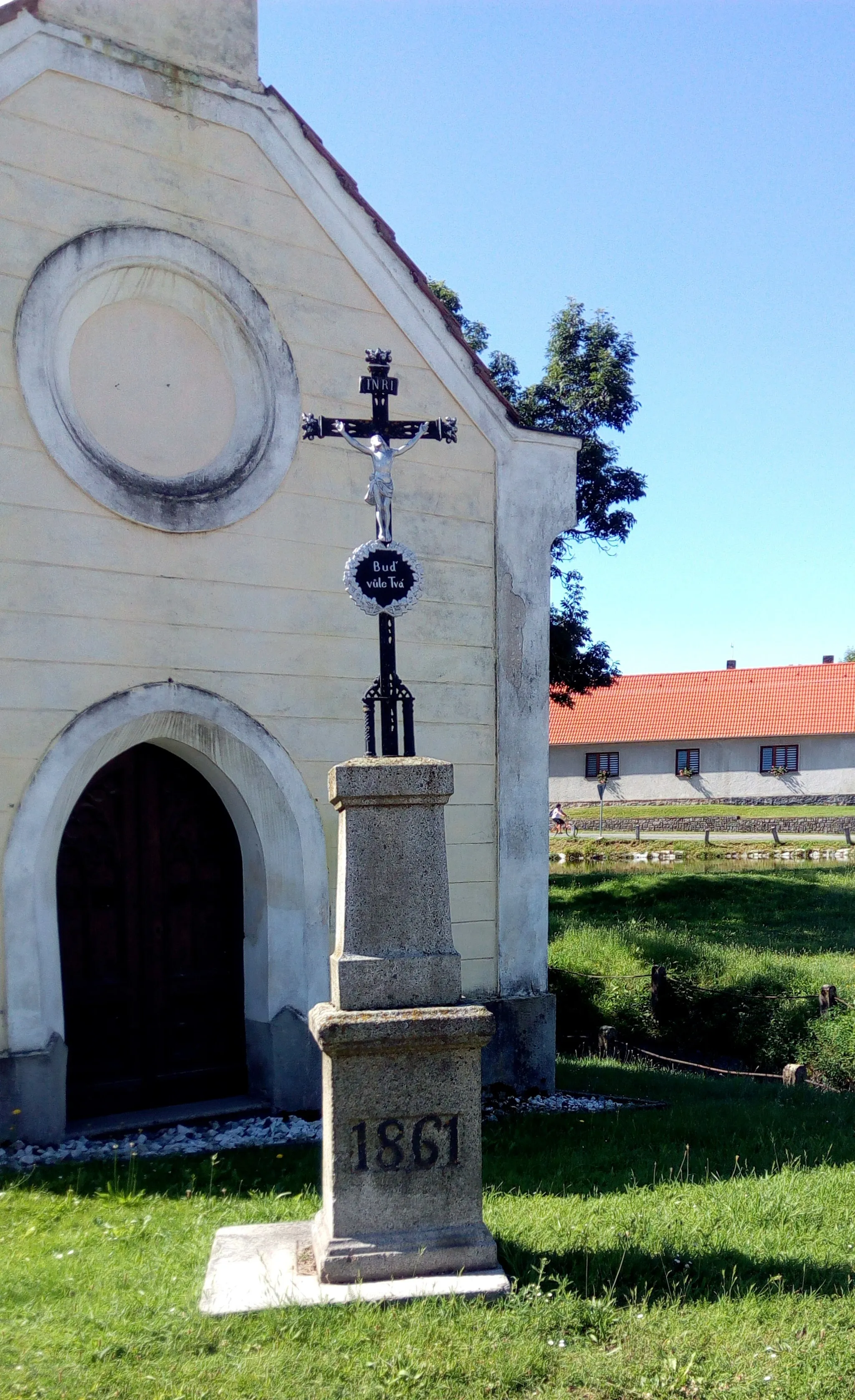 Photo showing: Cross at the Chapel of Our Lady of Sorrows in Škvořetice, Strakonice District, Czechia