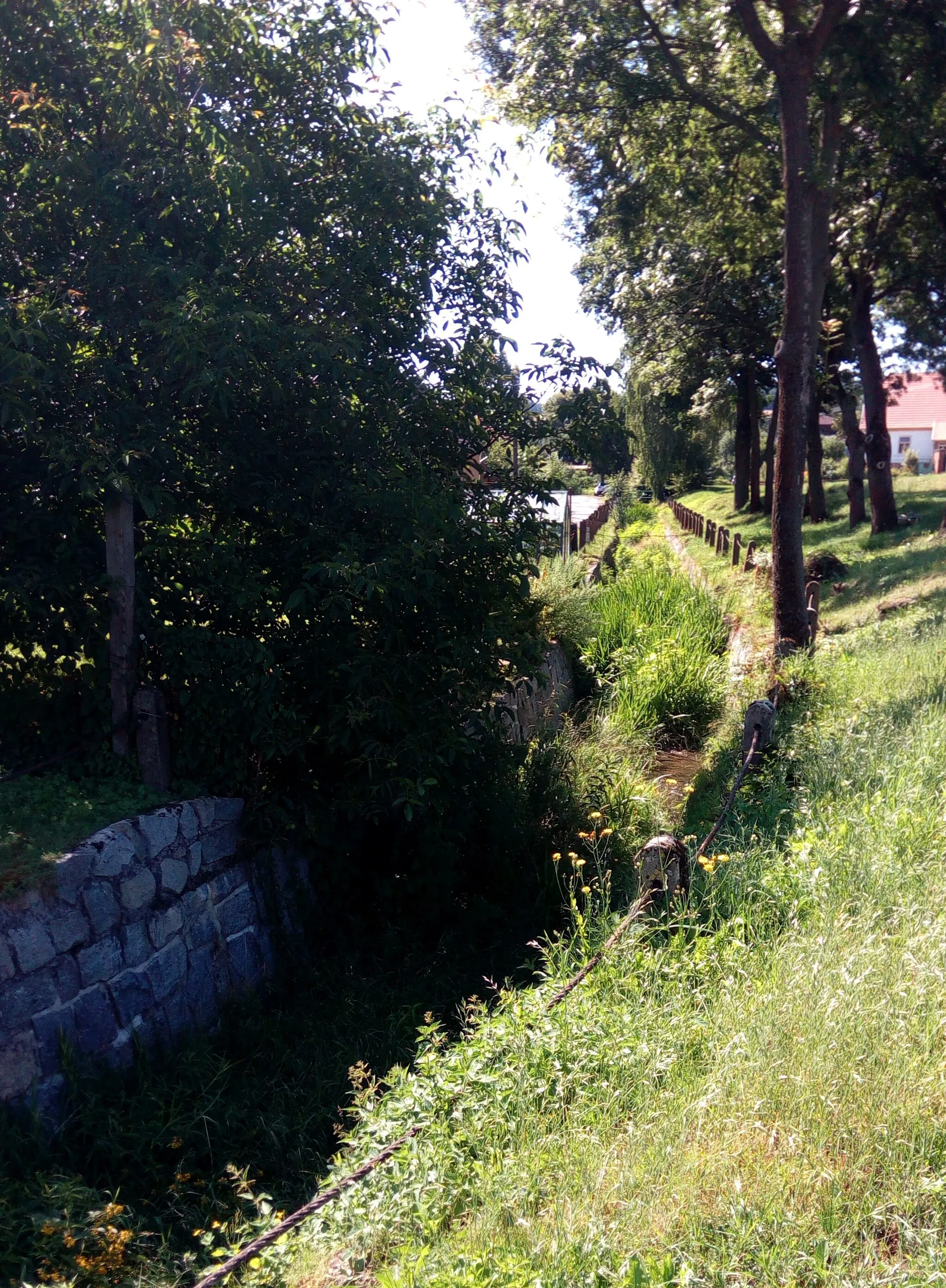 Photo showing: Škvořetický potok, a stream in Škvořetice, Strakonice District, Czechia