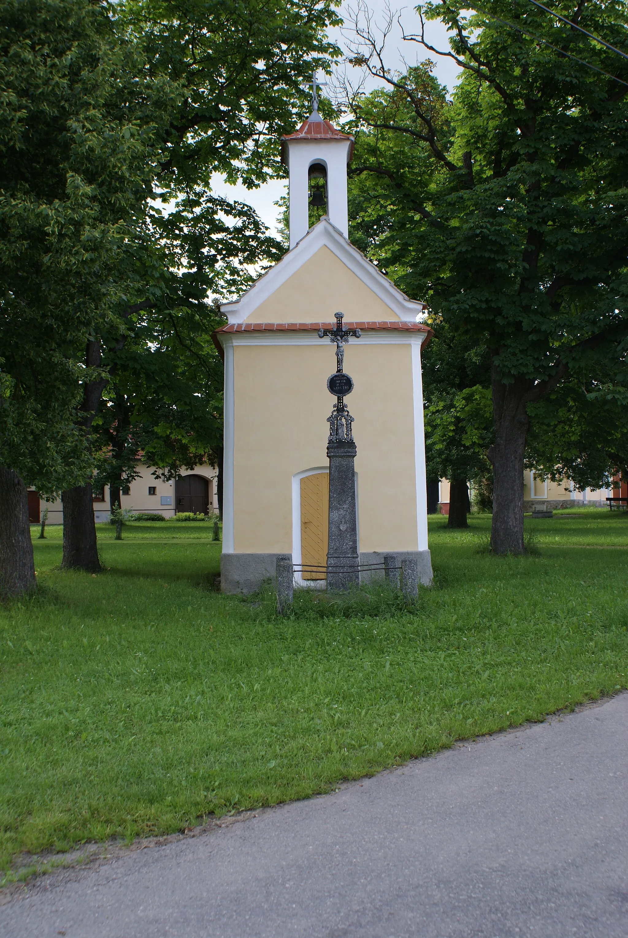 Photo showing: Křtětice, a village in Strakonice district, Czech Republic, a chapel on the village common.