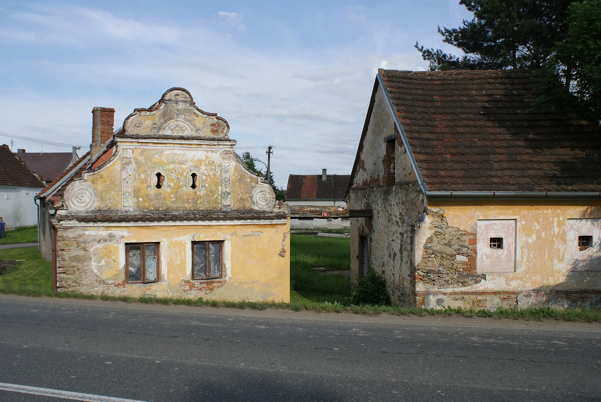 Photo showing: Lidmovice, a village in Strakonice district, Czech Republic, a dilapidating house beside the main street.