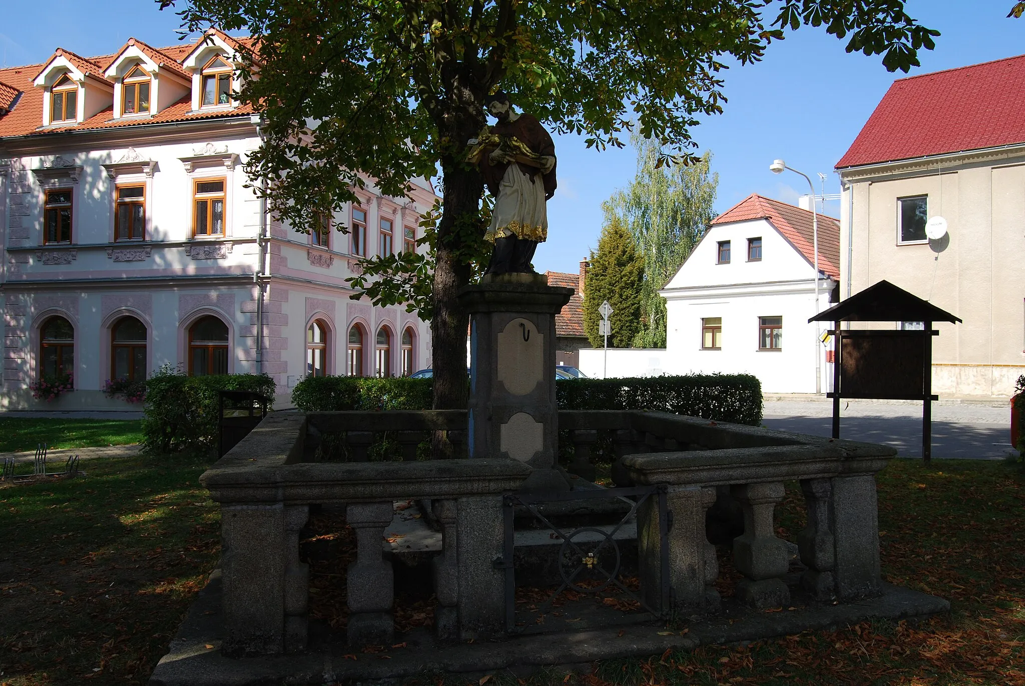 Photo showing: Sedlice town in Strakonice District, Czech Republic. Statue of St. John of Nepomuk on the T. G. Masaryk square