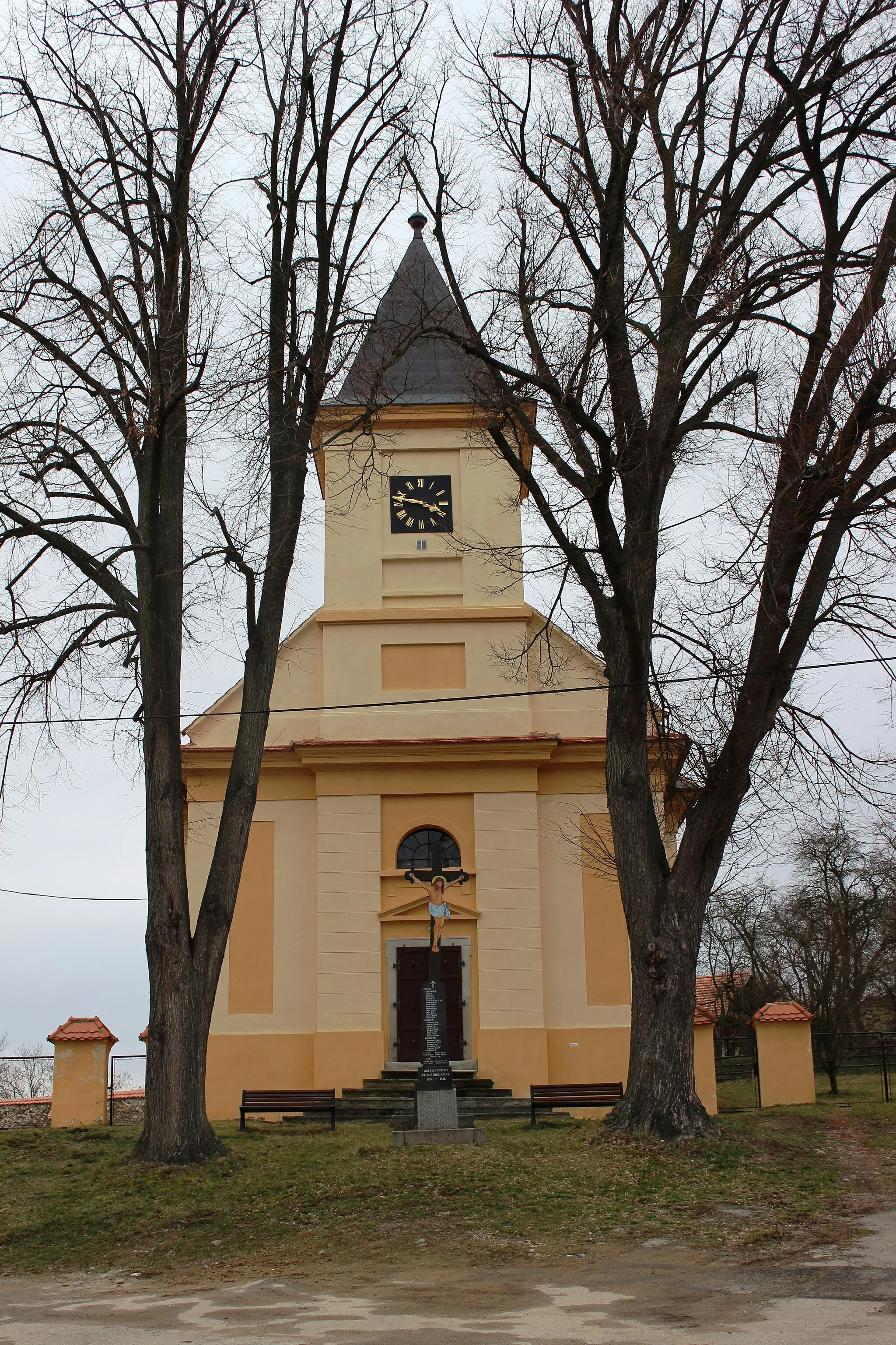 Photo showing: Kostel sv. Petra a Pavla. Paračov v okrese Strakonice, kraj Jihočeský,Česká republika.