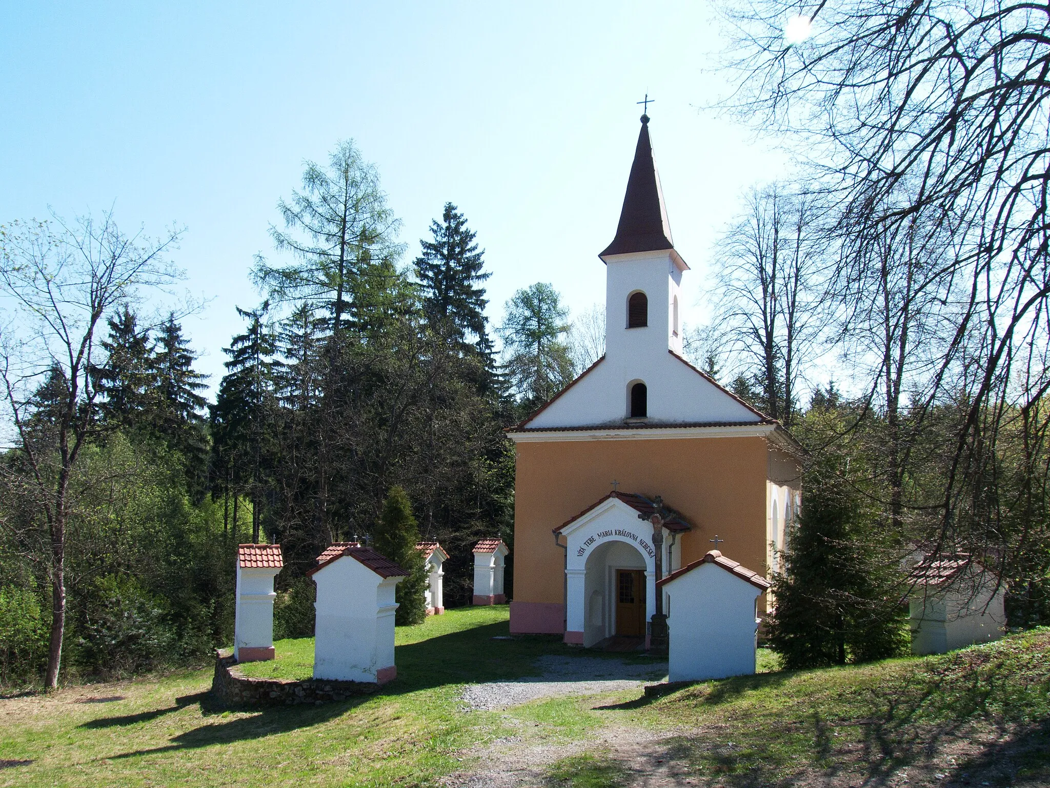 Photo showing: Dobrá voda chapel with 14 stations of the cross near the village of Milejovice, Strakonice District, Czech Republic.