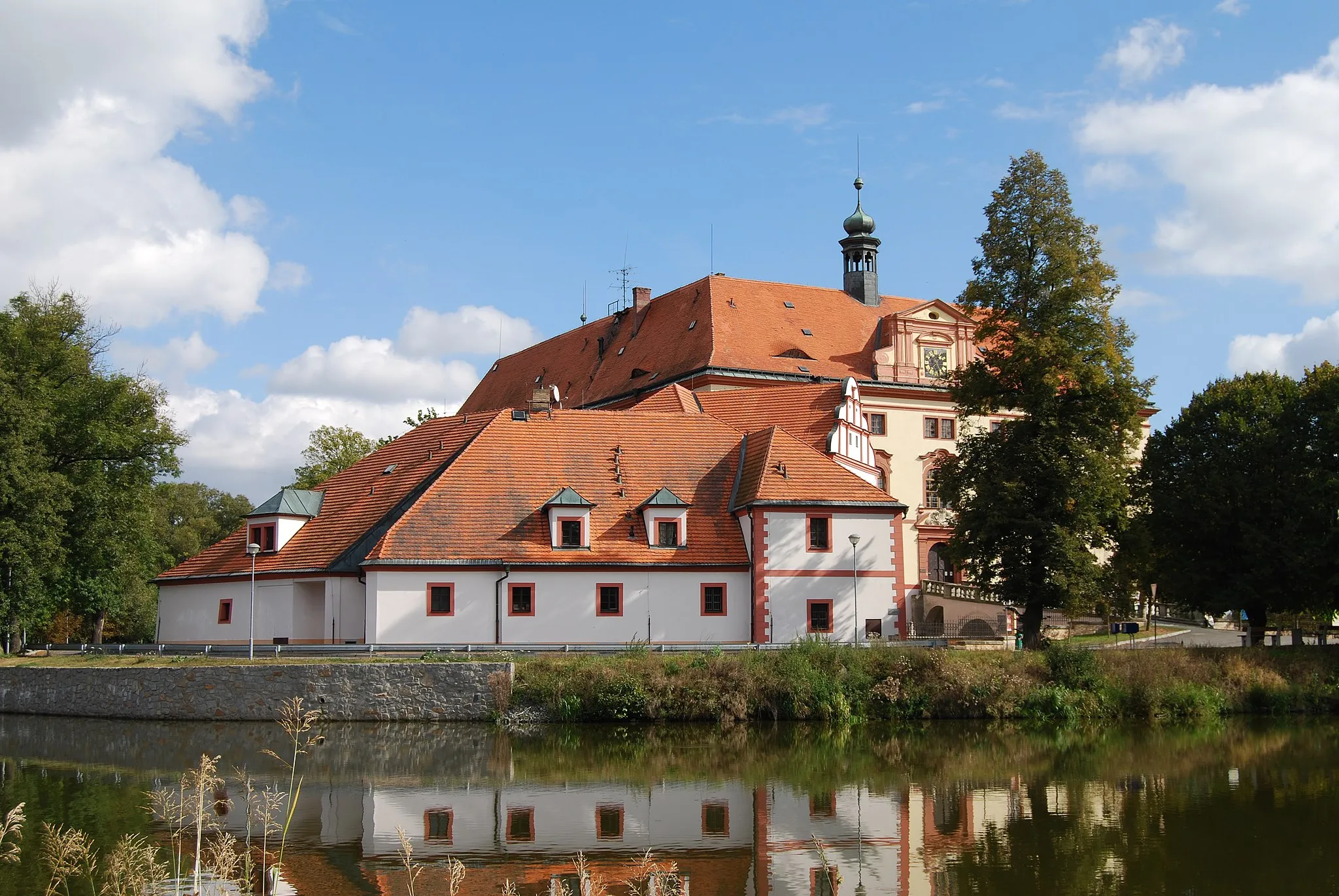 Photo showing: "Stará tvrz" in Lnáře town, Strakonice District, Czech Republic. In front is "Zámecký" pond.