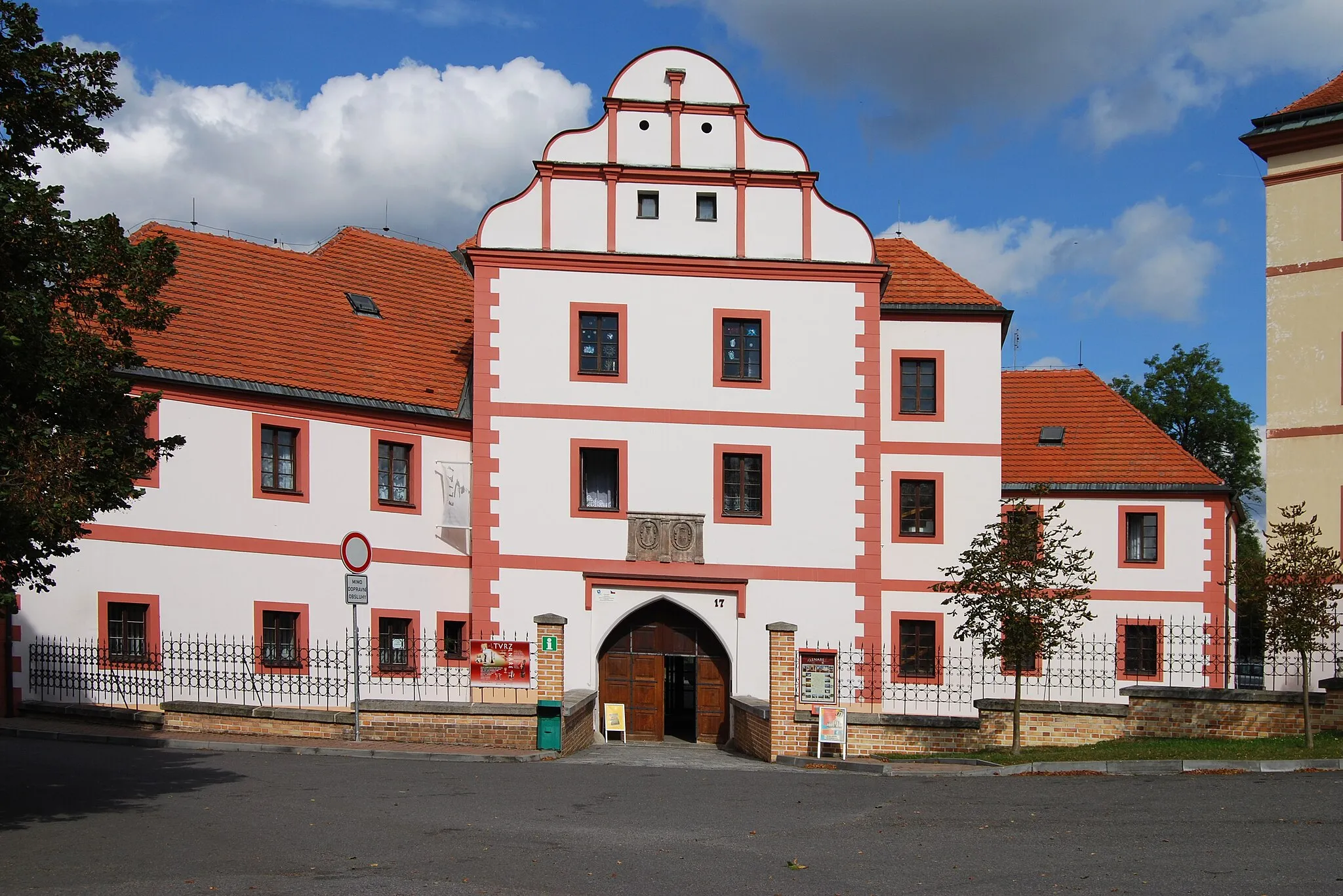 Photo showing: "Stará tvrz" in Lnáře town, Strakonice District, Czech Republic. Entrance