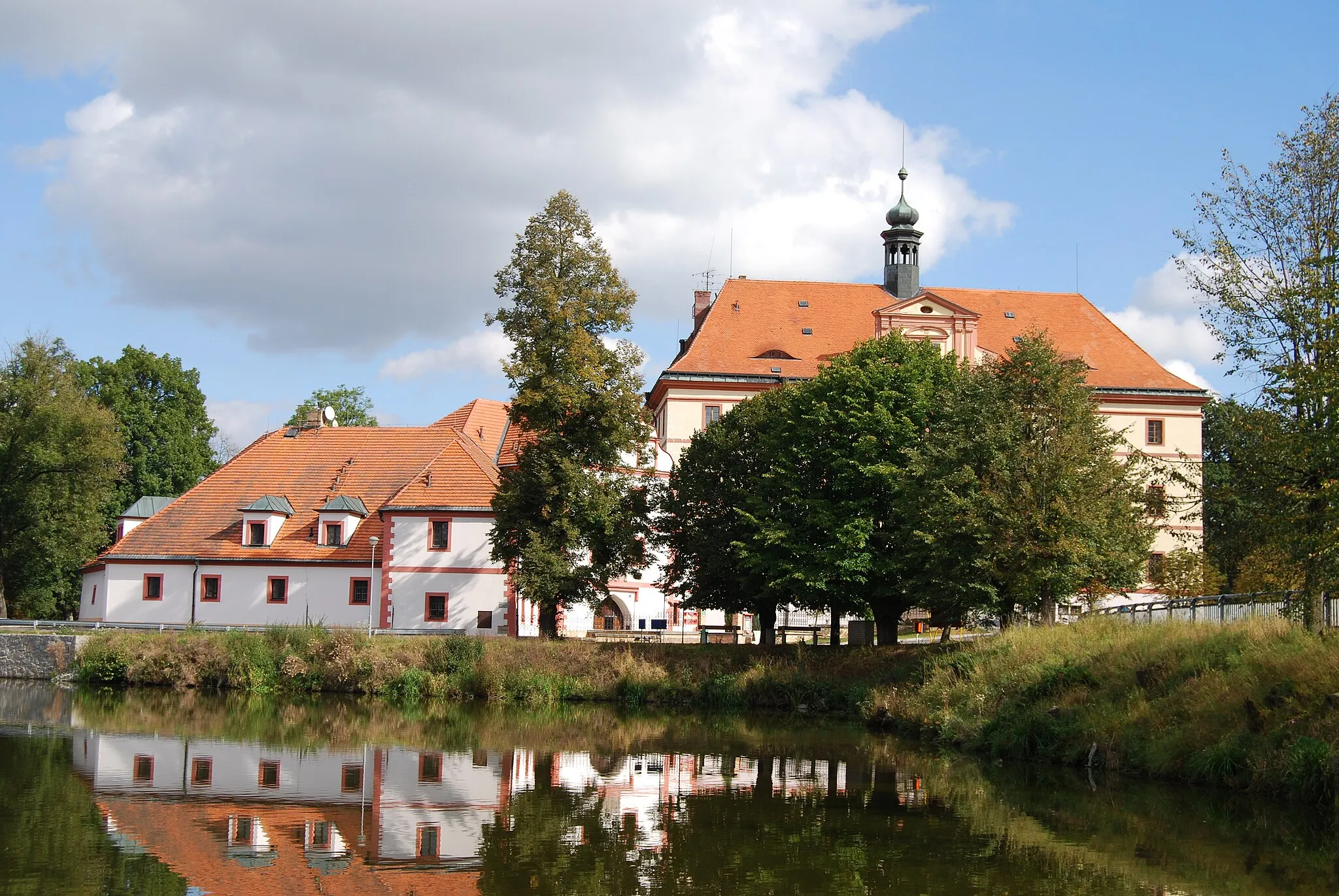 Photo showing: "Stará tvrz" in Lnáře town, Strakonice District, Czech Republic. In front is "Zámecký" pond.