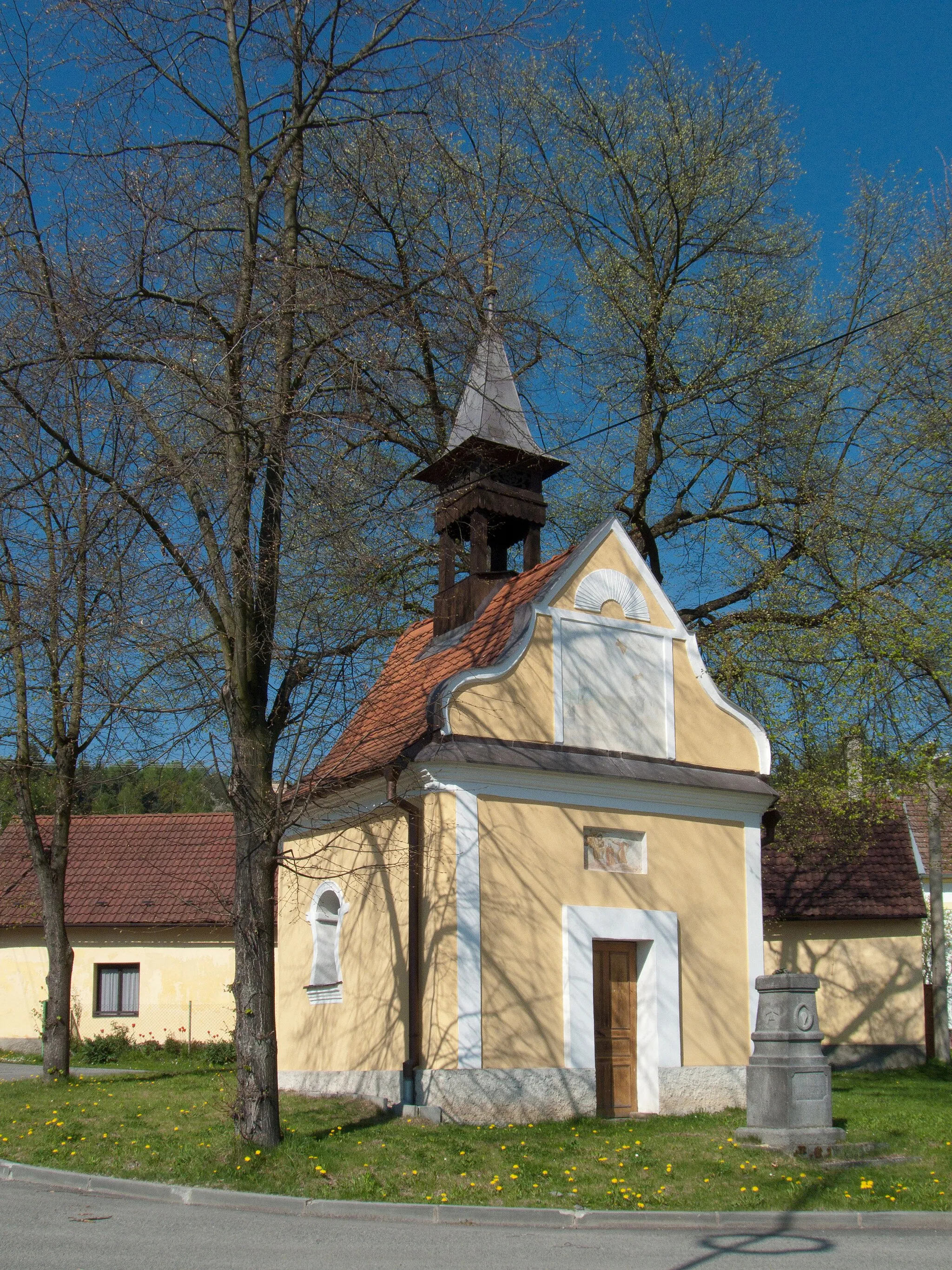 Photo showing: Saint John of Nepomuk Chapel in the village of Kuřimany, Strakonice District, Czech Republic.