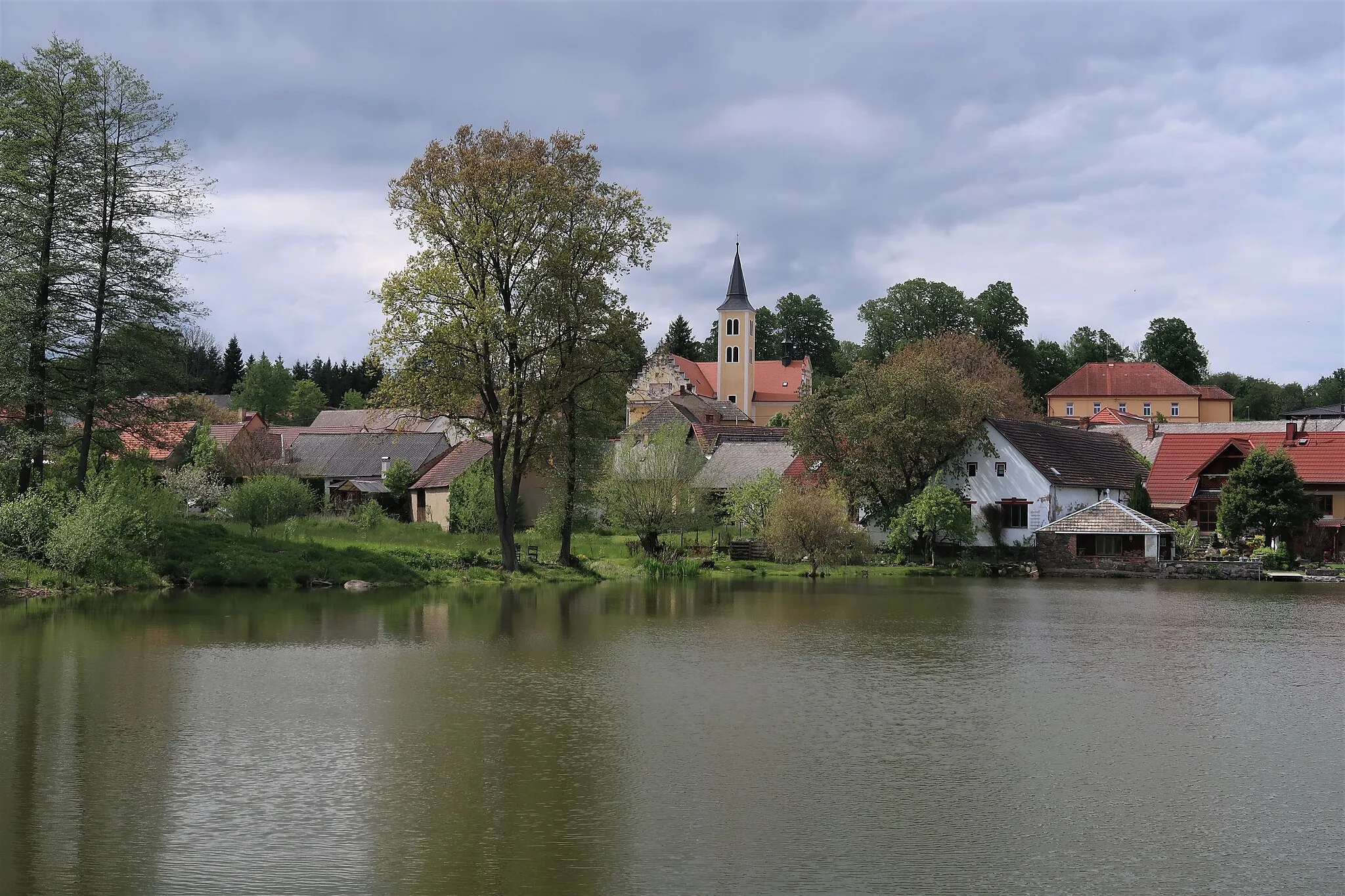 Photo showing: Pohled na Kraselov s kostelem sv. Vavřince přes rybník U Kováříků.