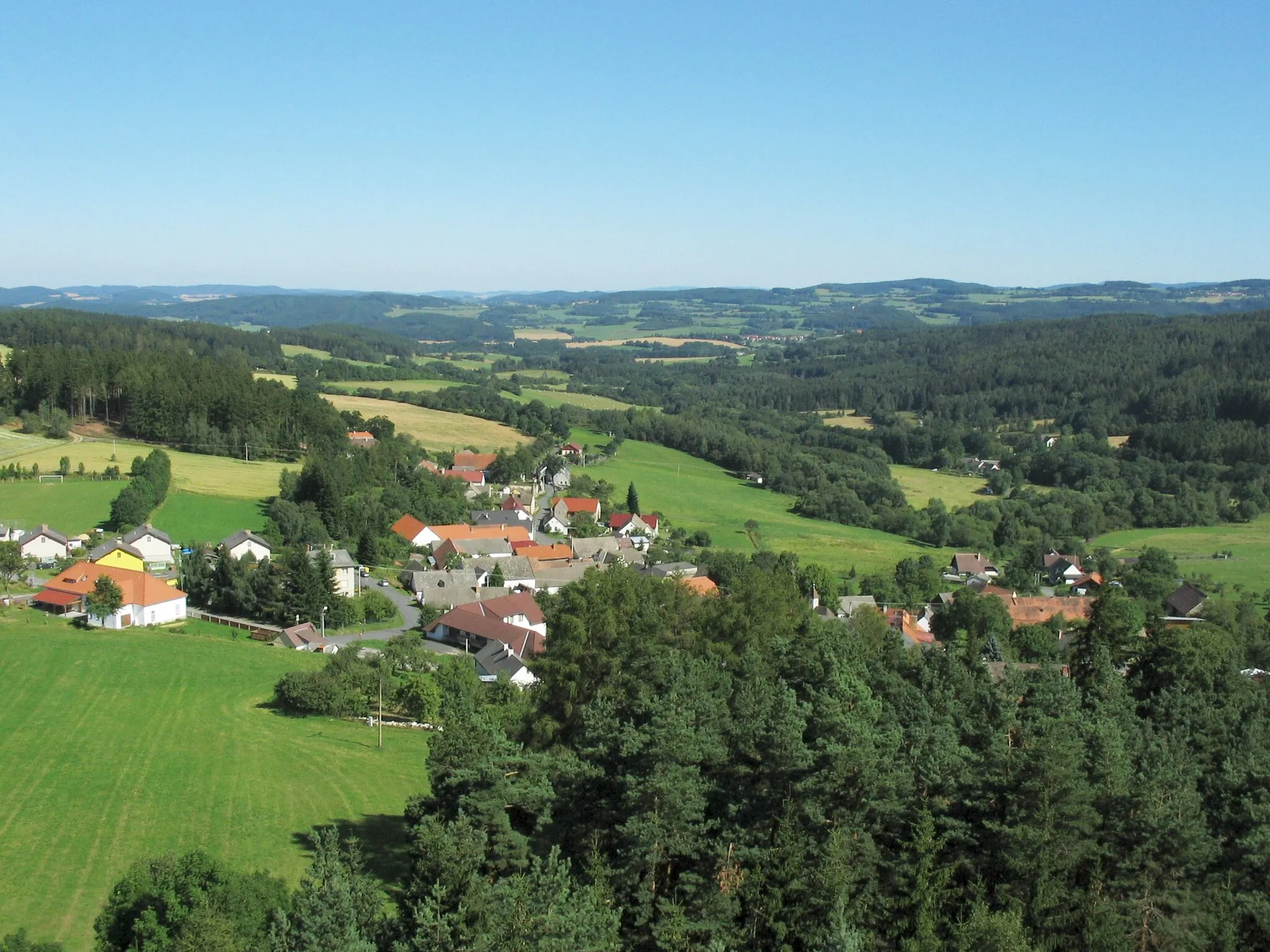 Photo showing: View of the Czech village Hoslovice from local outlook-tower, Strakonice District