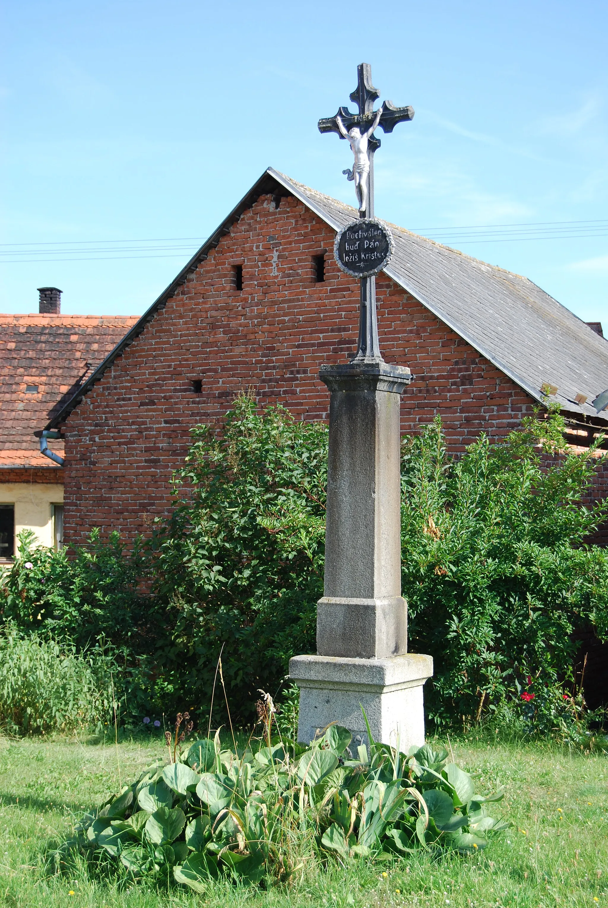 Photo showing: Kříž poblíž návesní kaple. Obec Hlupín se nachází v okrese Strakonice v Jihočeském kraji. Česká republika.